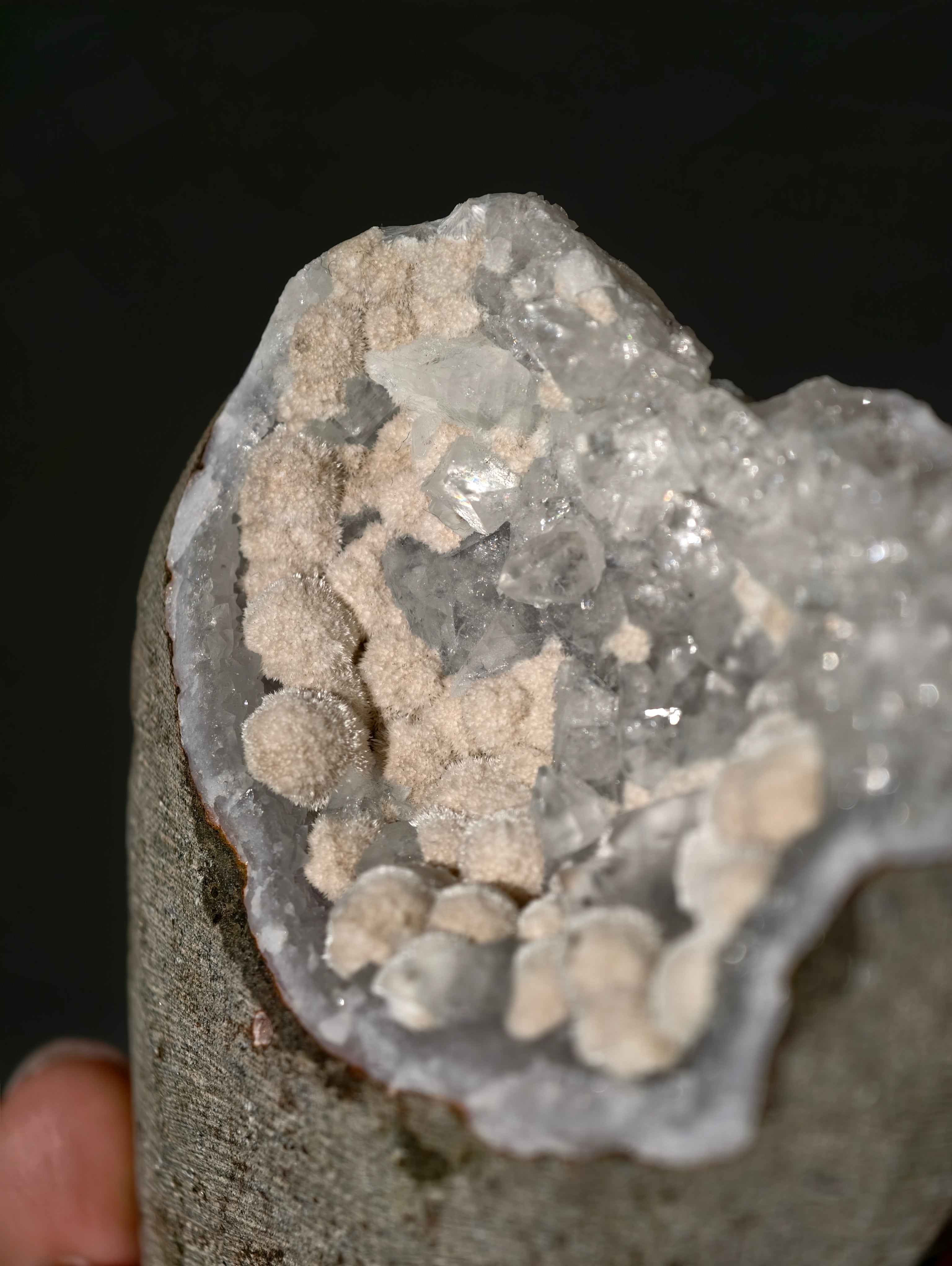 Mordenit Geode auf Apophyllit aus Indien