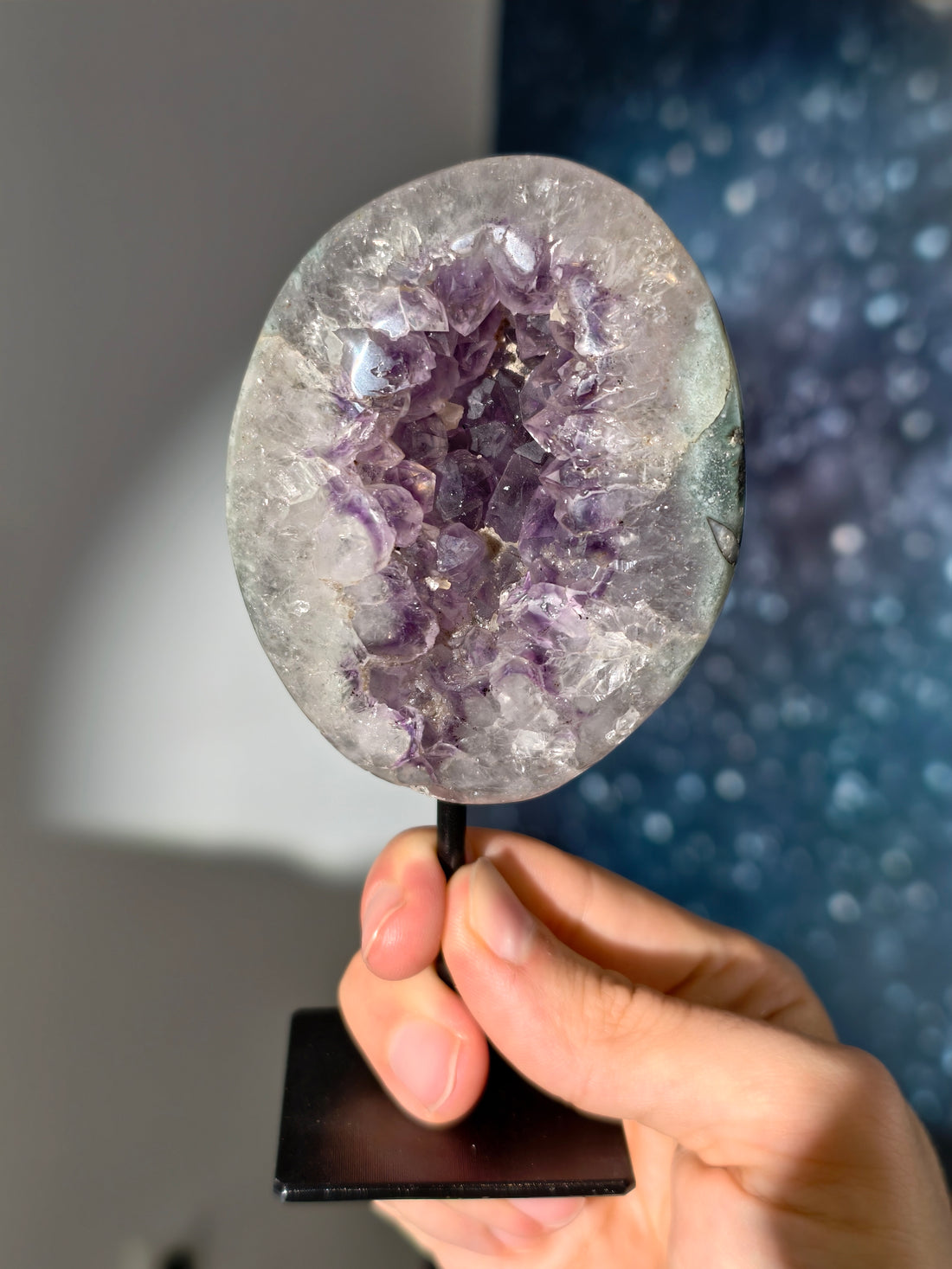 Polierte Amethyst Quarz Geode auf Ständer