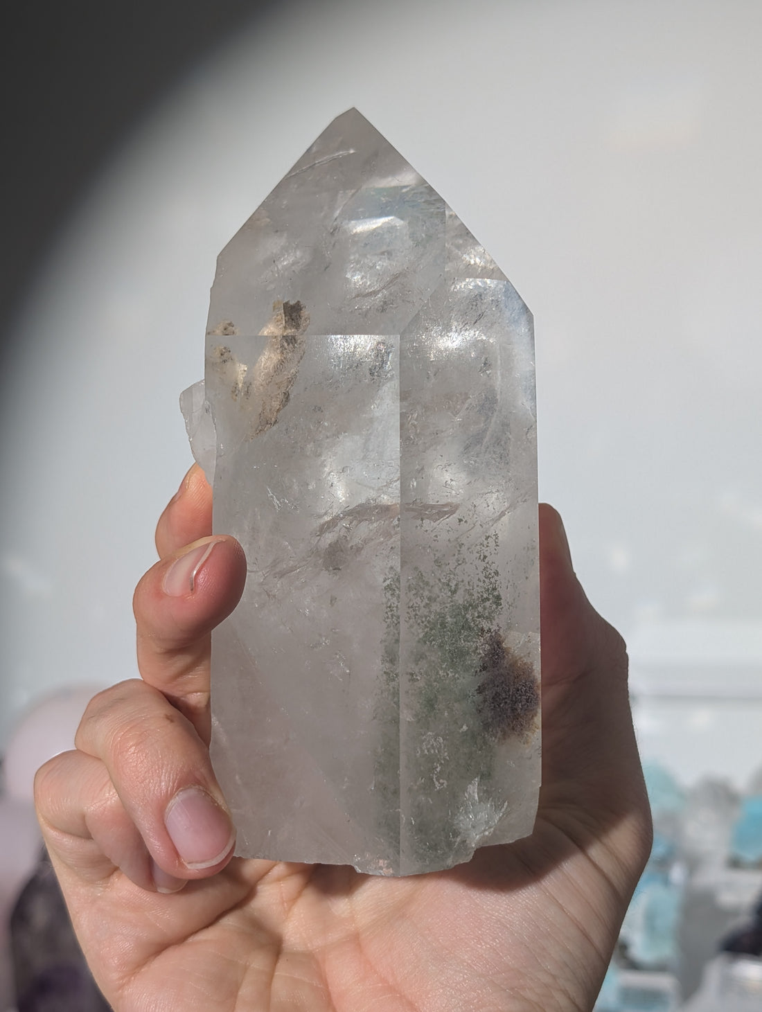 Großer halb polierter Bergkristall Turm aus Brasilien mit Gartenquarz