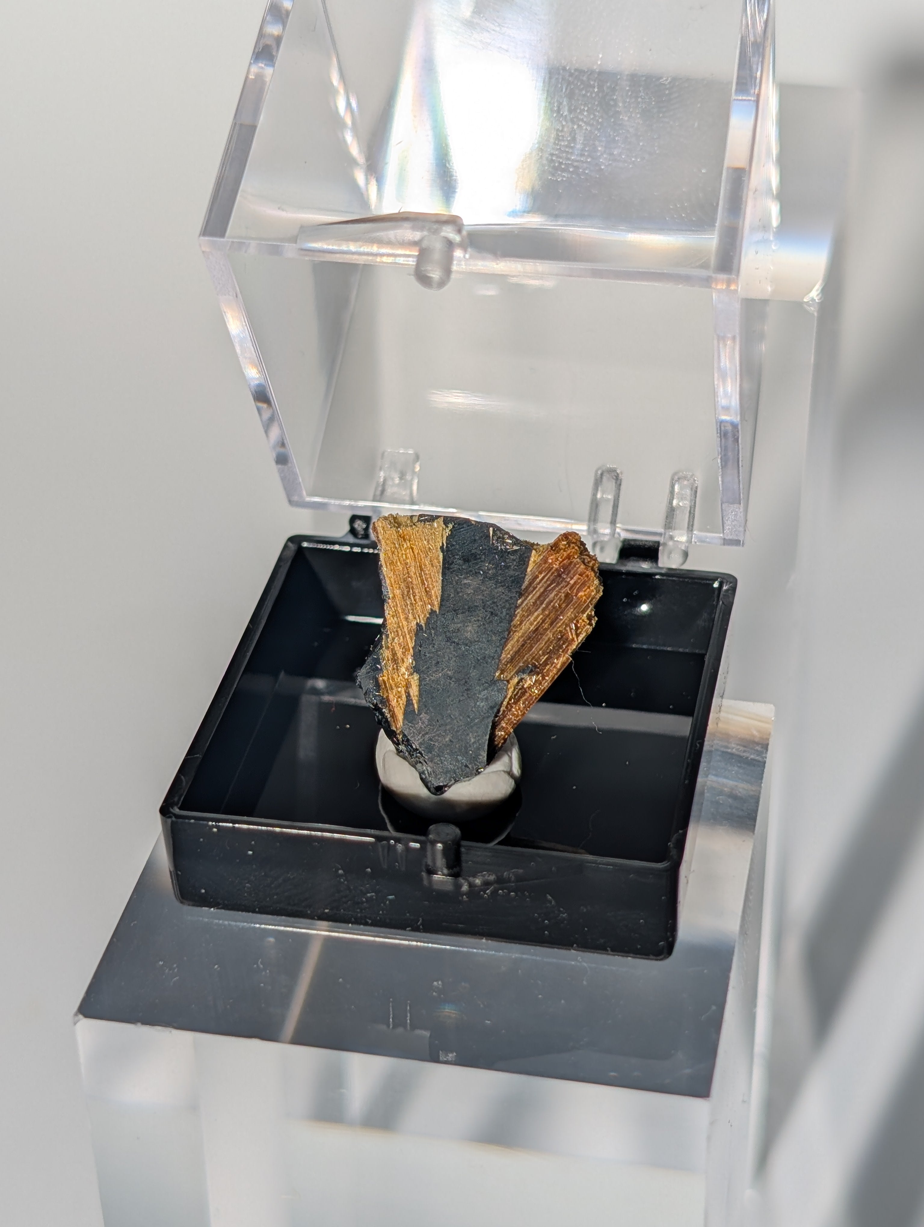 Rutil auf Hämatit Stufe aus Brasilien