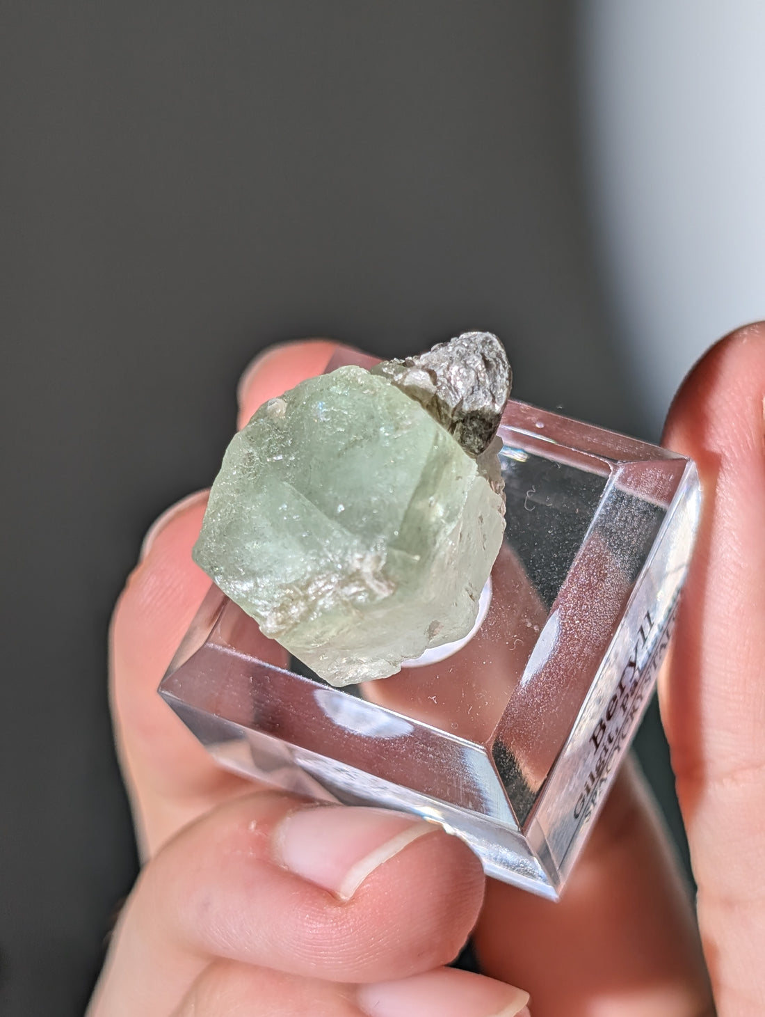 Grüner Beryll auf Podest