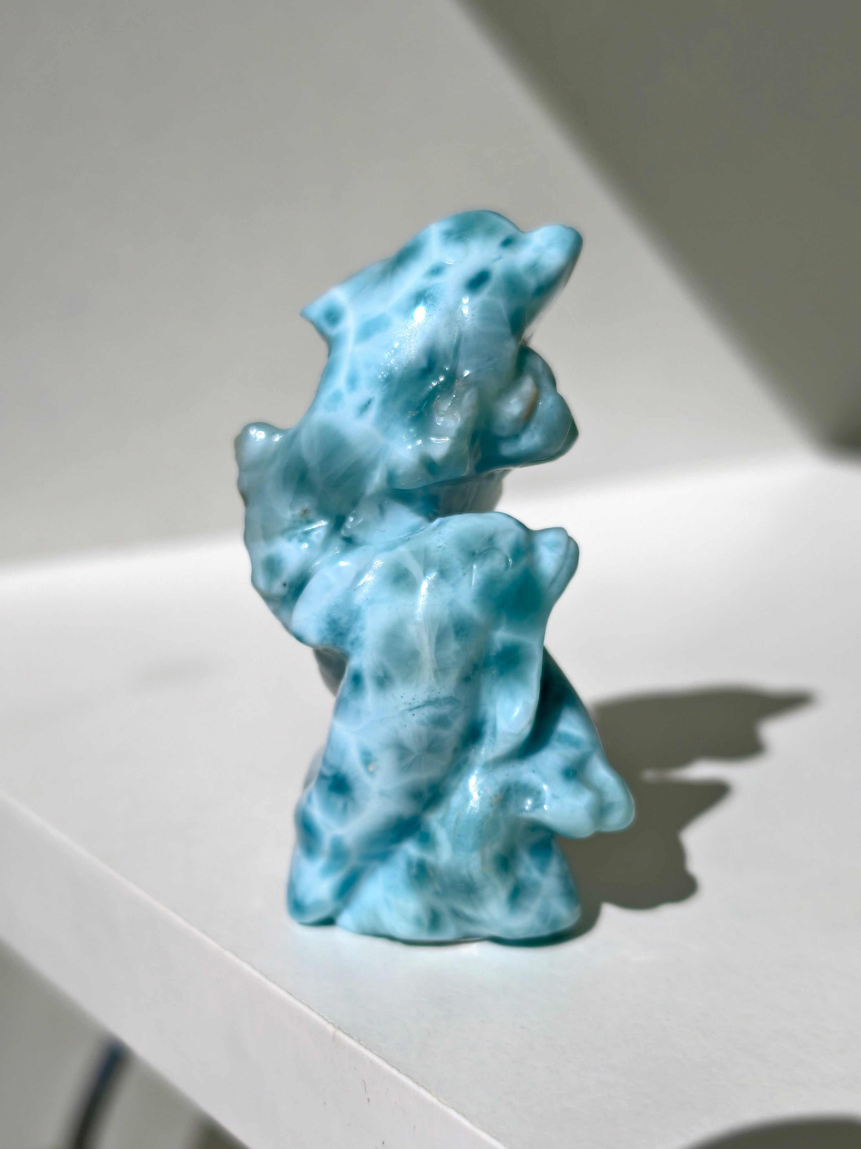 Larimar Delphine Figur Schnitzerei