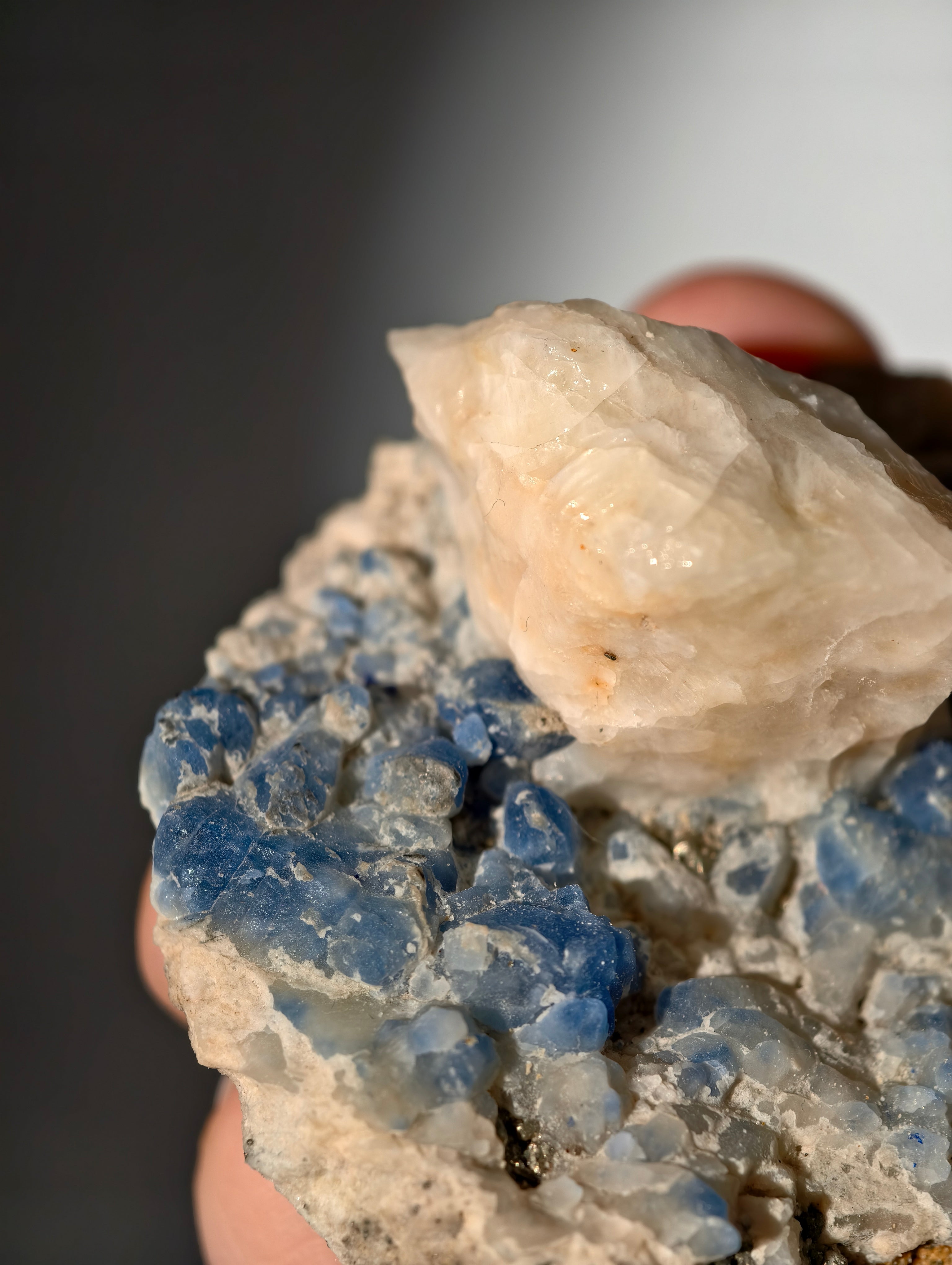 UV Aktive Afghanit Stufe auf Marmor