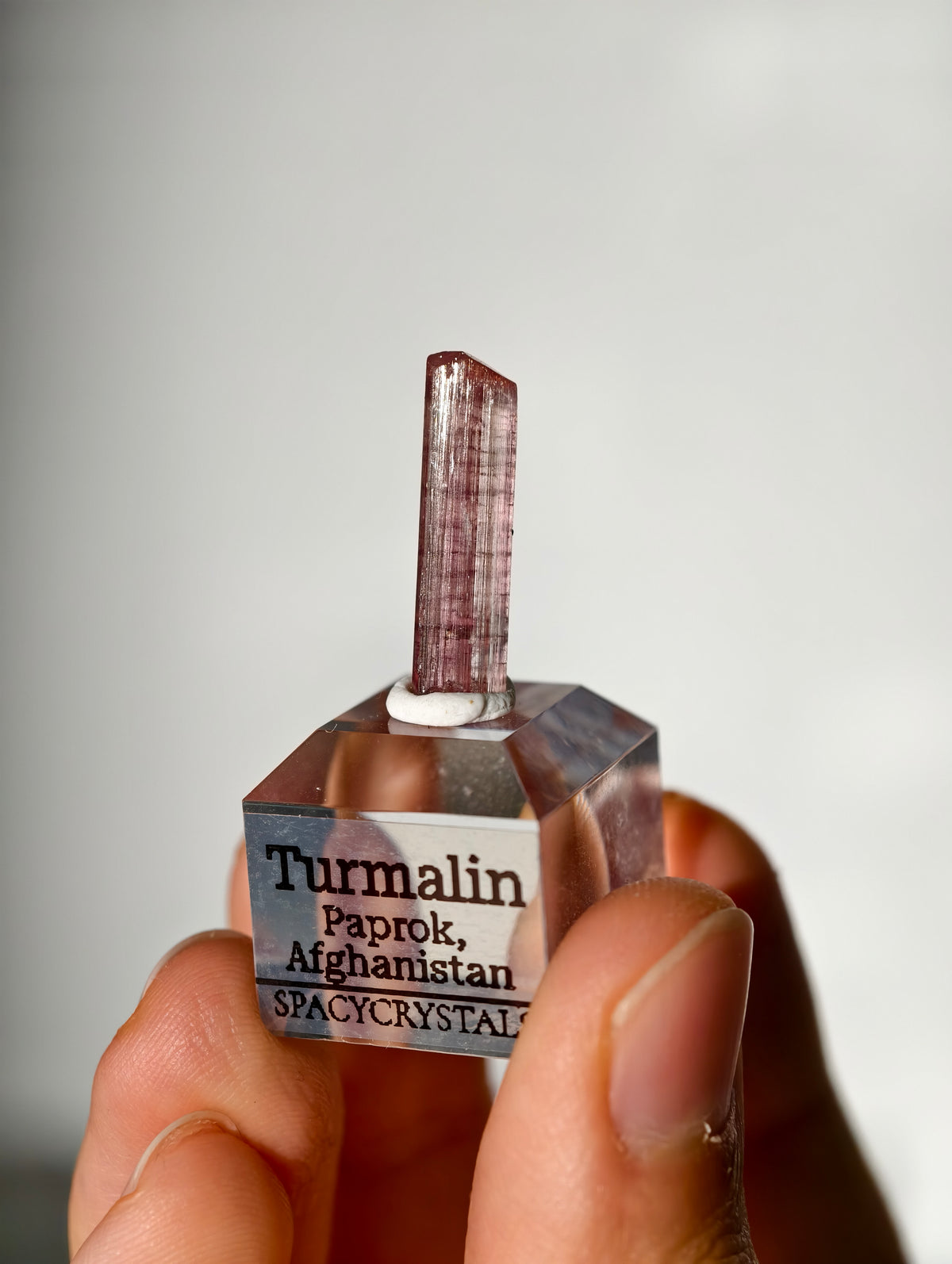 Pinker Turmalin auf Podest