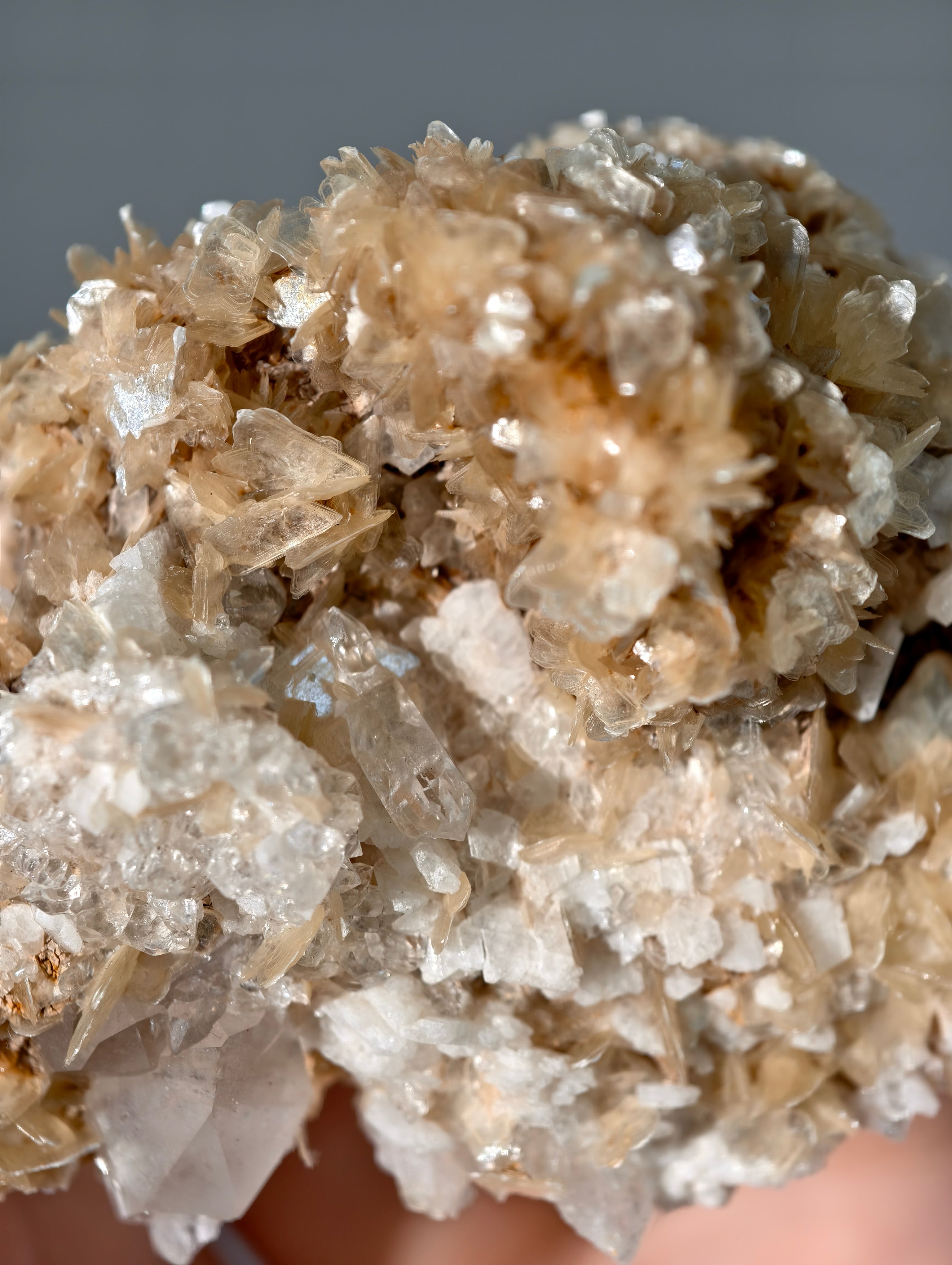 Goldgelbe Muskovit Stufe mit Bergkristall aus Brasilien