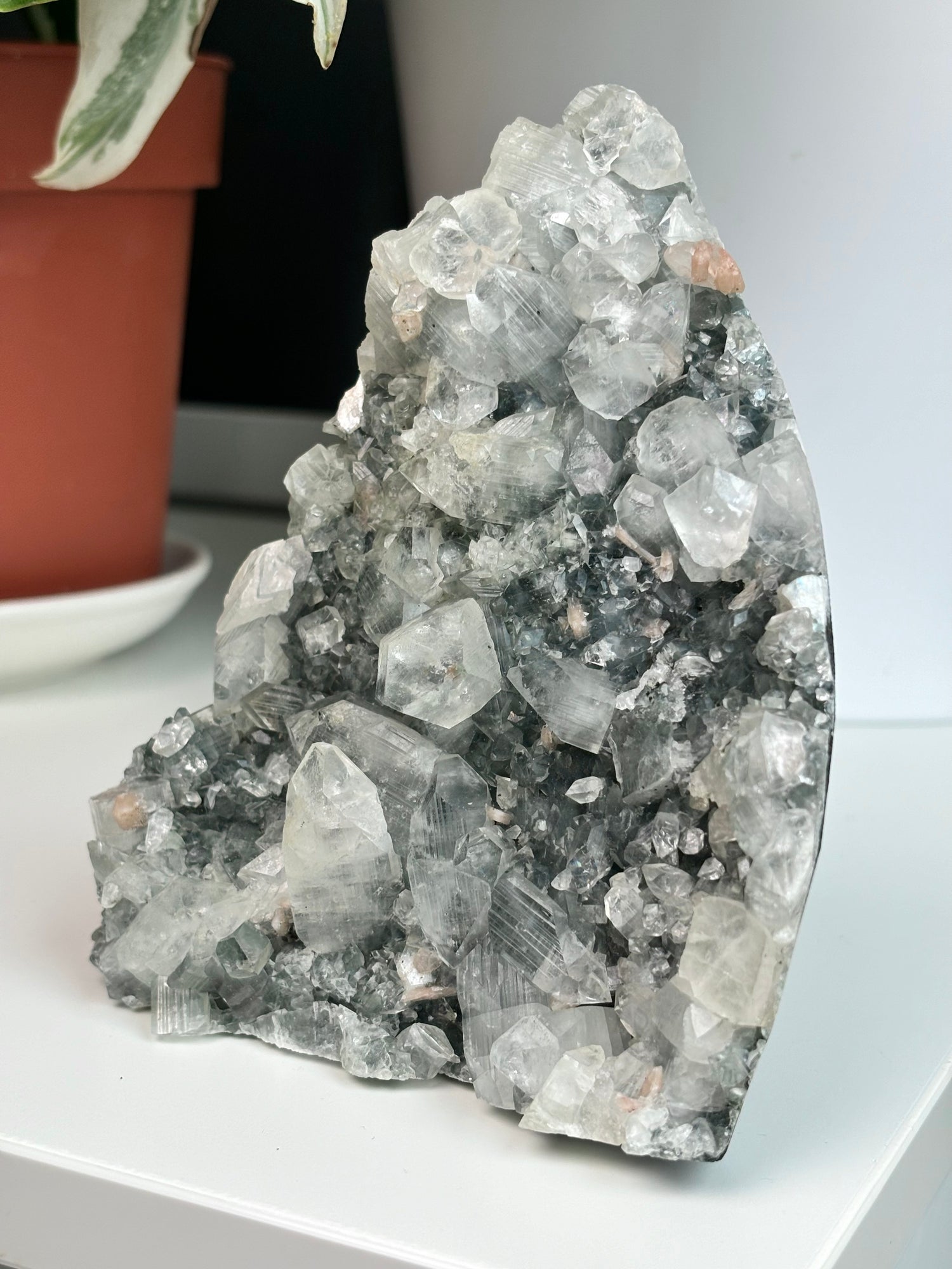 Diamant Apophyllit auf grau/blauem Chalcedon mit Stilbit