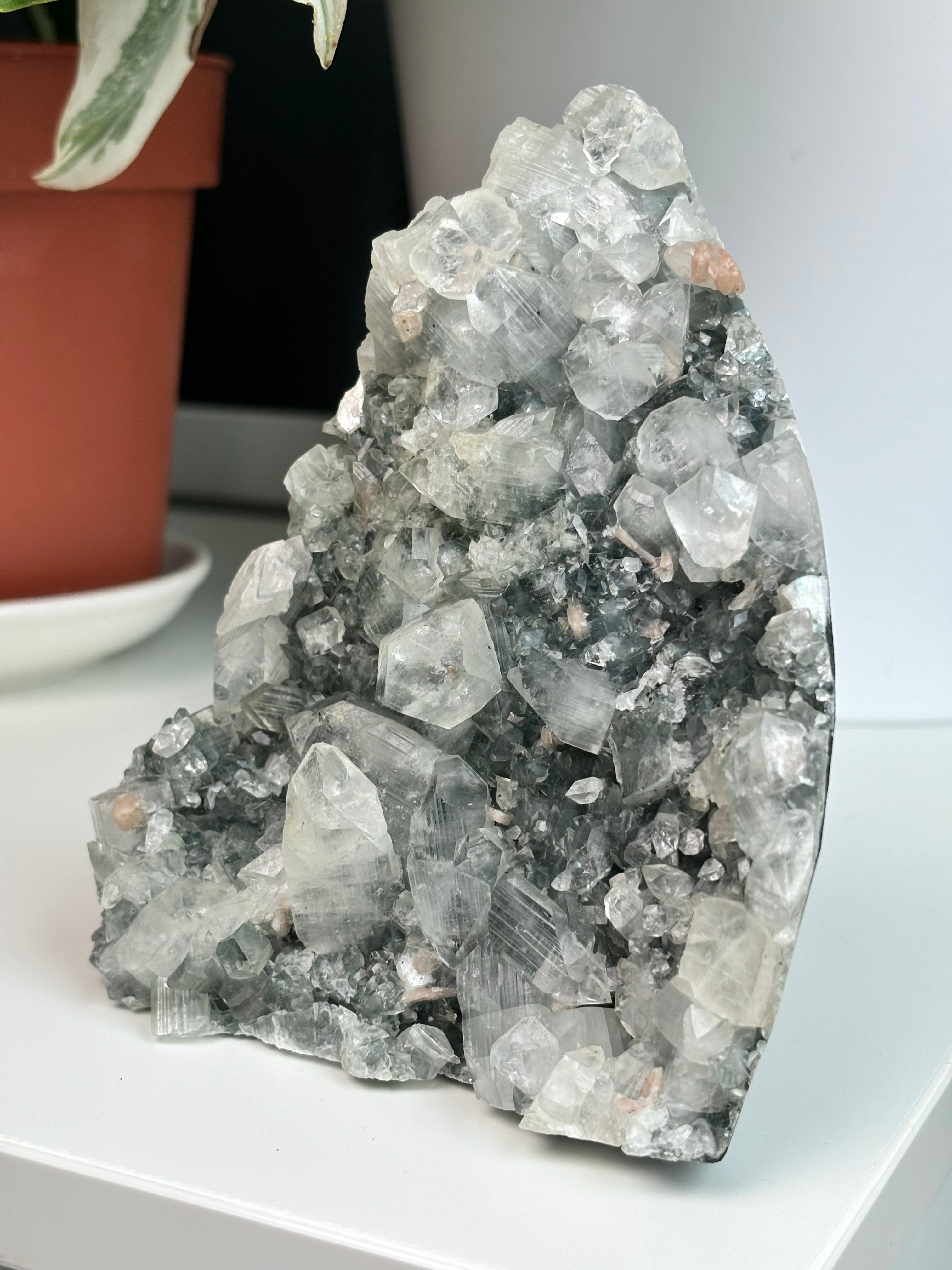 Diamant Apophyllit auf grau/blauem Chalcedon mit Stilbit