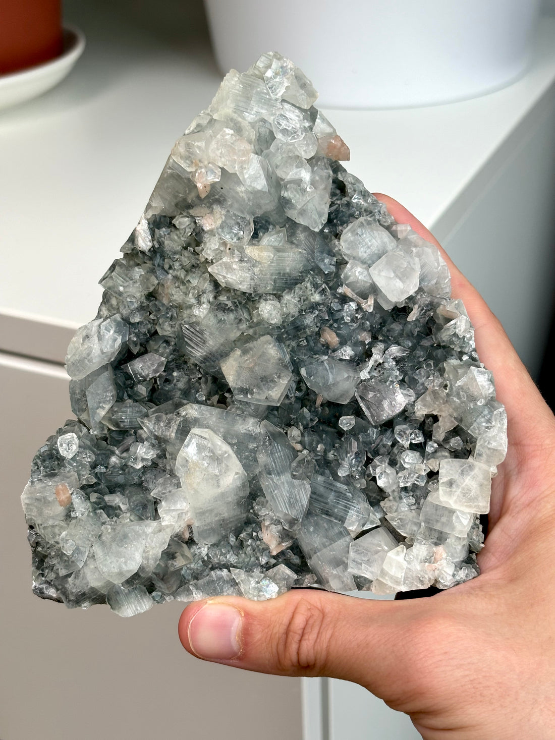 Diamant Apophyllit auf grau/blauem Chalcedon mit Stilbit