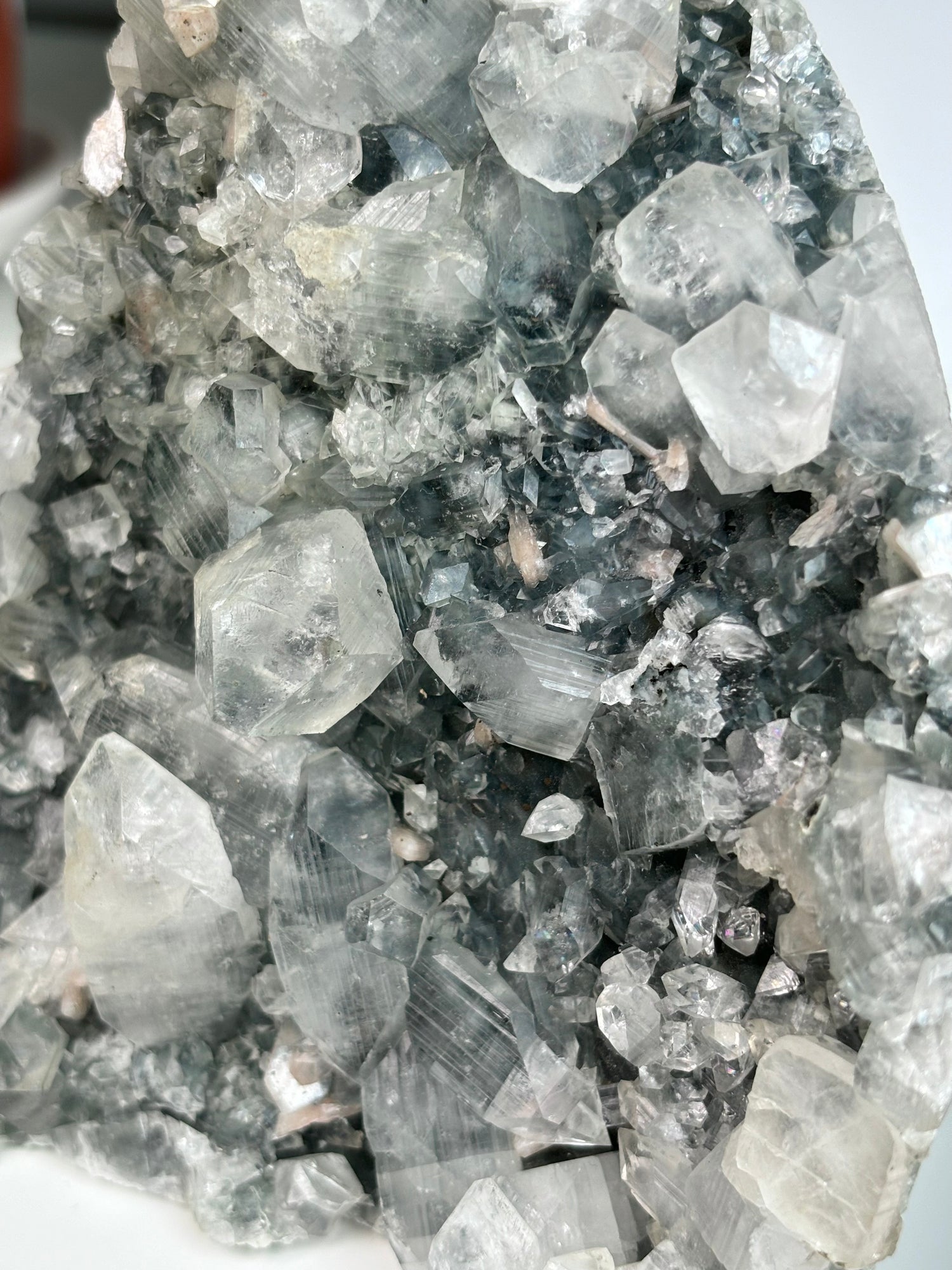Diamant Apophyllit auf grau/blauem Chalcedon mit Stilbit
