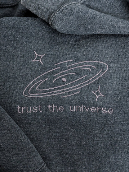 Trust the universe - bestickter Crewneck