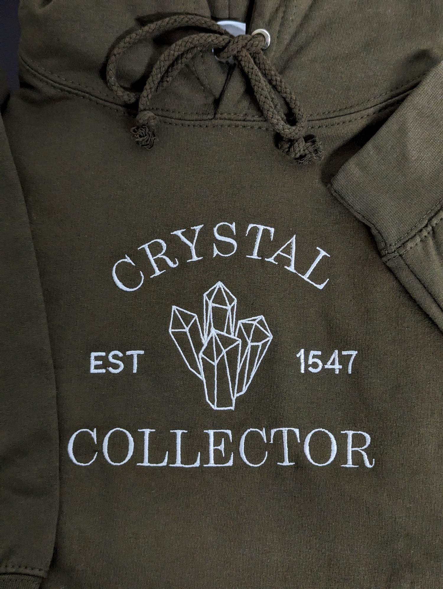 Crystal Collector - bestickter Hoodie