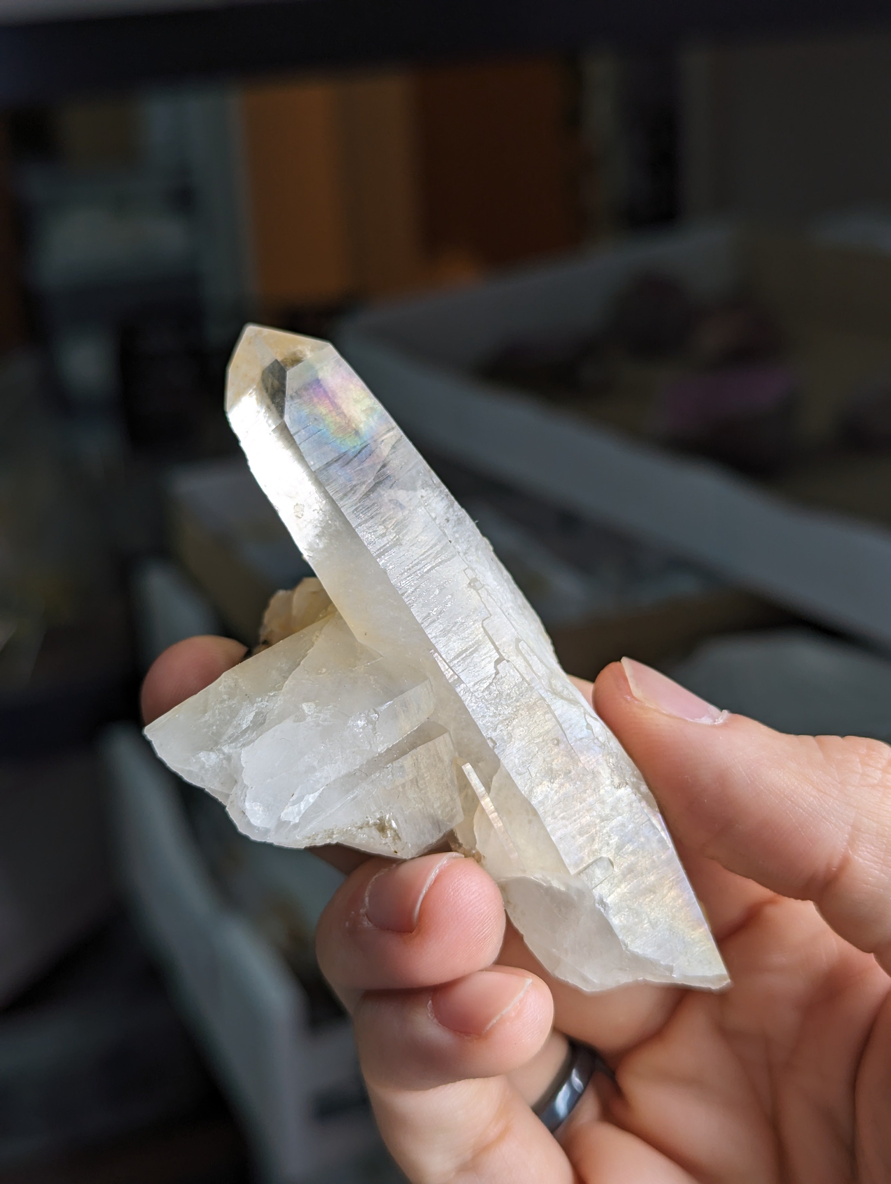 Siderit und Ferberit auf irisierender Bergkristall Spitze Portugal