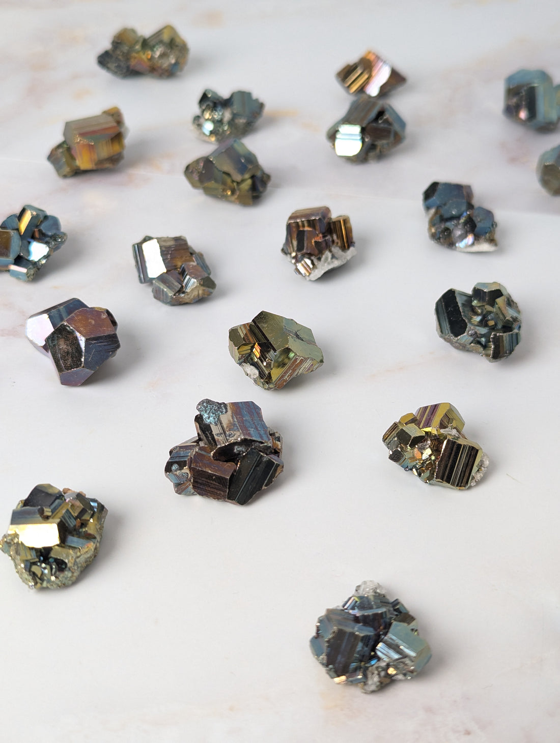 kleine natürlich Irisierende Pyrite