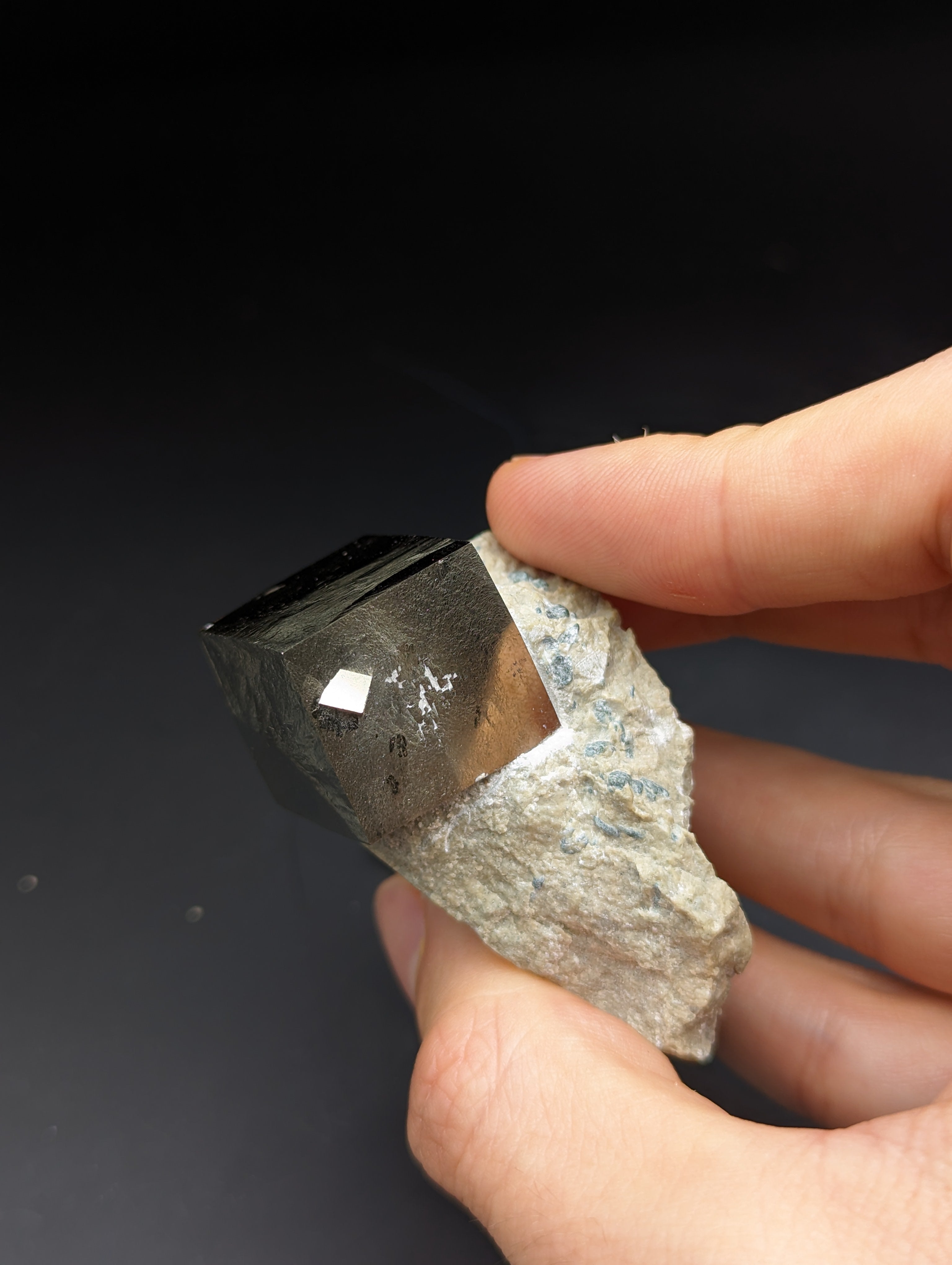 Pyritwürfel auf Matrix II