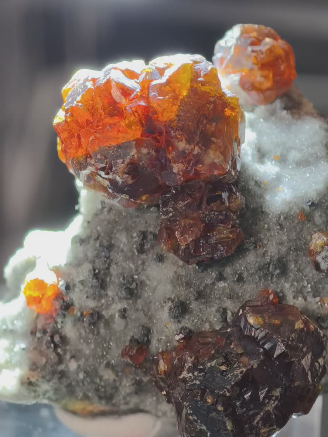 Orange-roter gem Sphalerit auf Quarz 🔥
