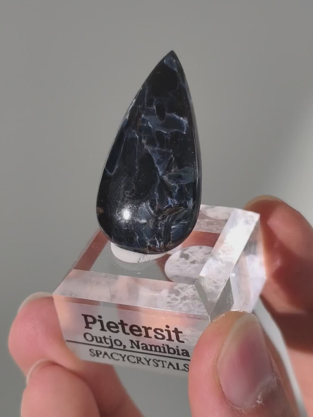 Tiefblauer Pietersit Cabochon aus Namibia mit Podest