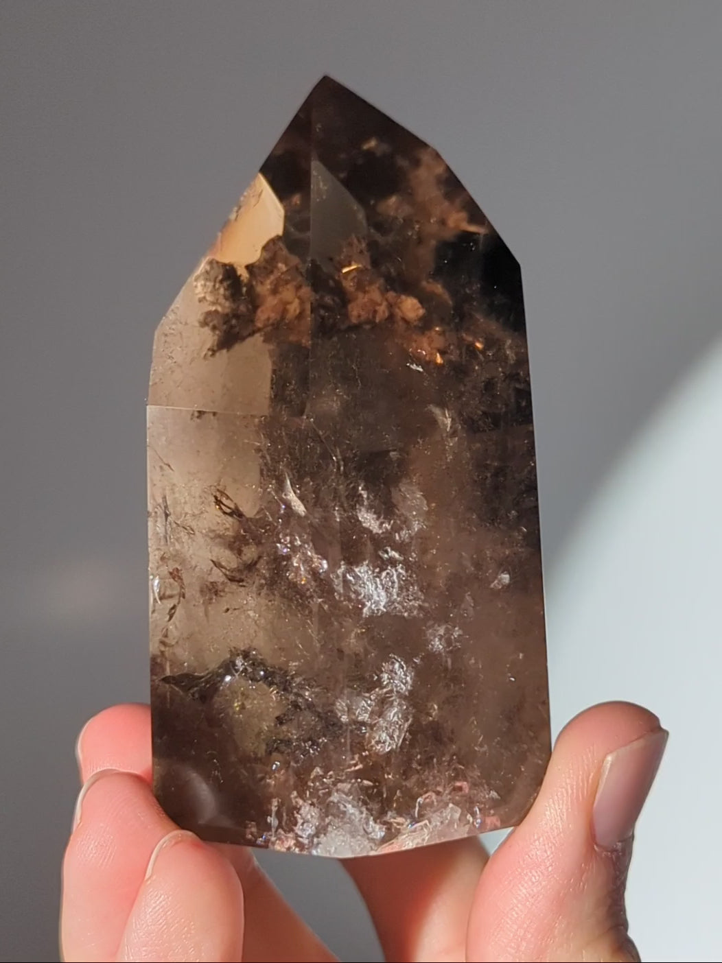 Rauchquarz Turm aus Brasilien mit Gartenquarz