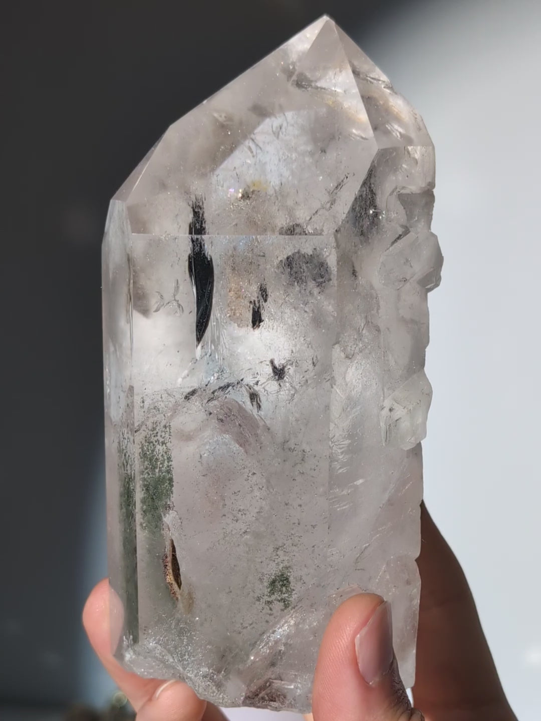 Großer halb polierter Bergkristall Turm aus Brasilien mit Gartenquarz