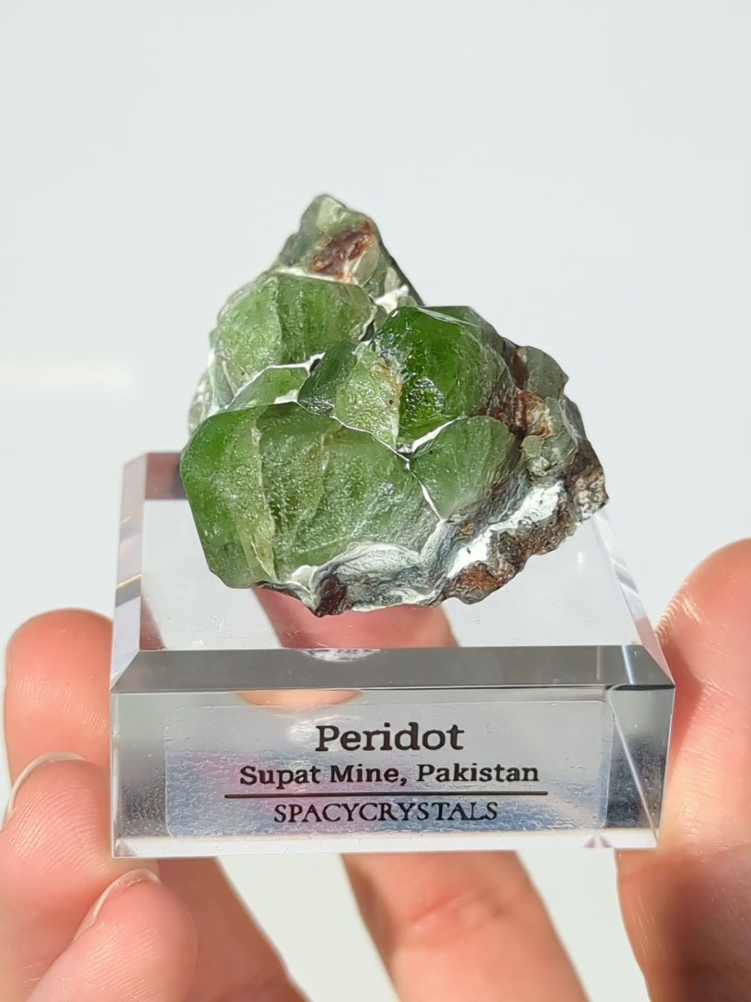 Grüner Peridot auf Matrix aus Pakistan
