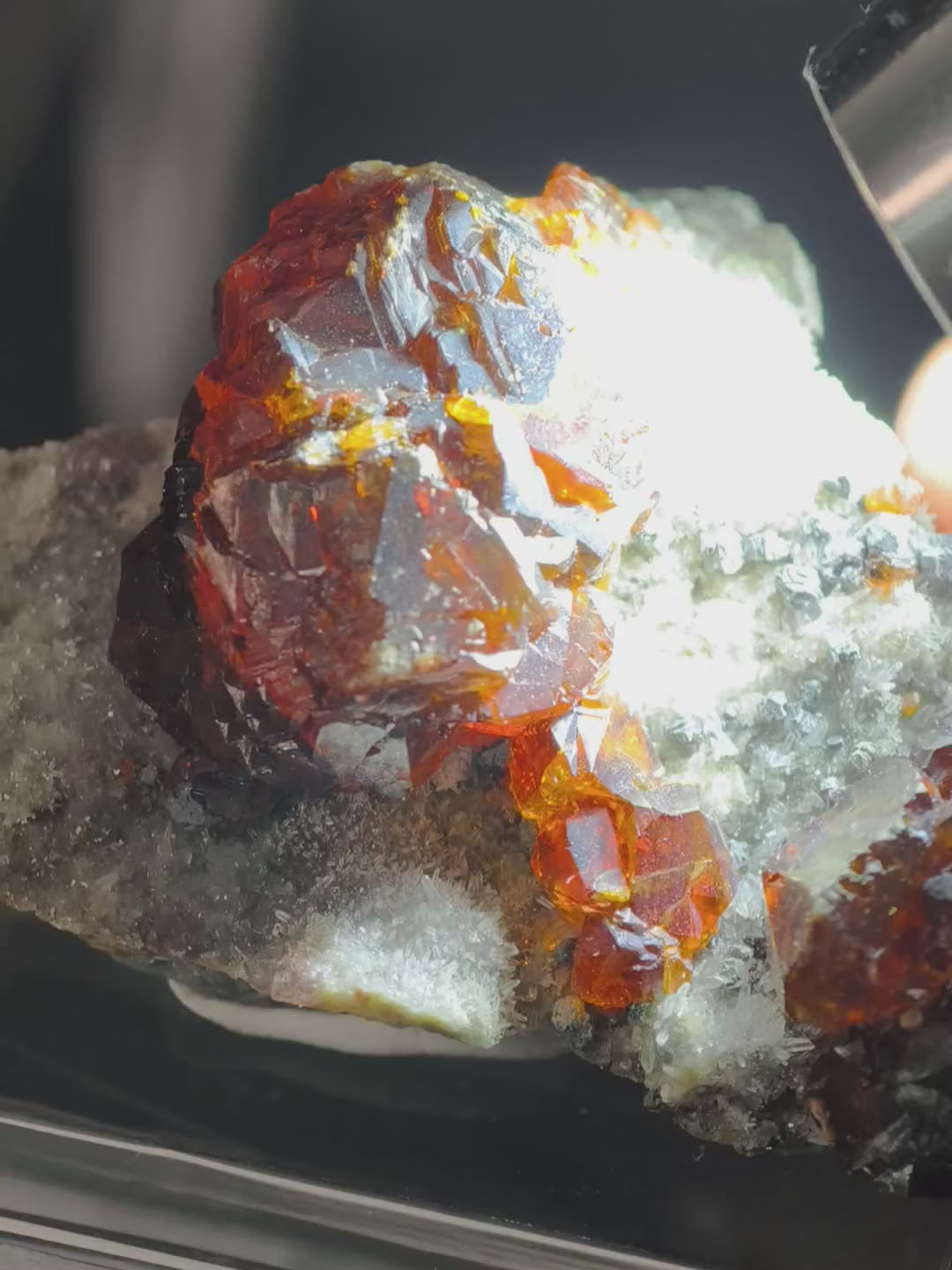 Orange-roter gem Sphalerit auf Quarz 🔥