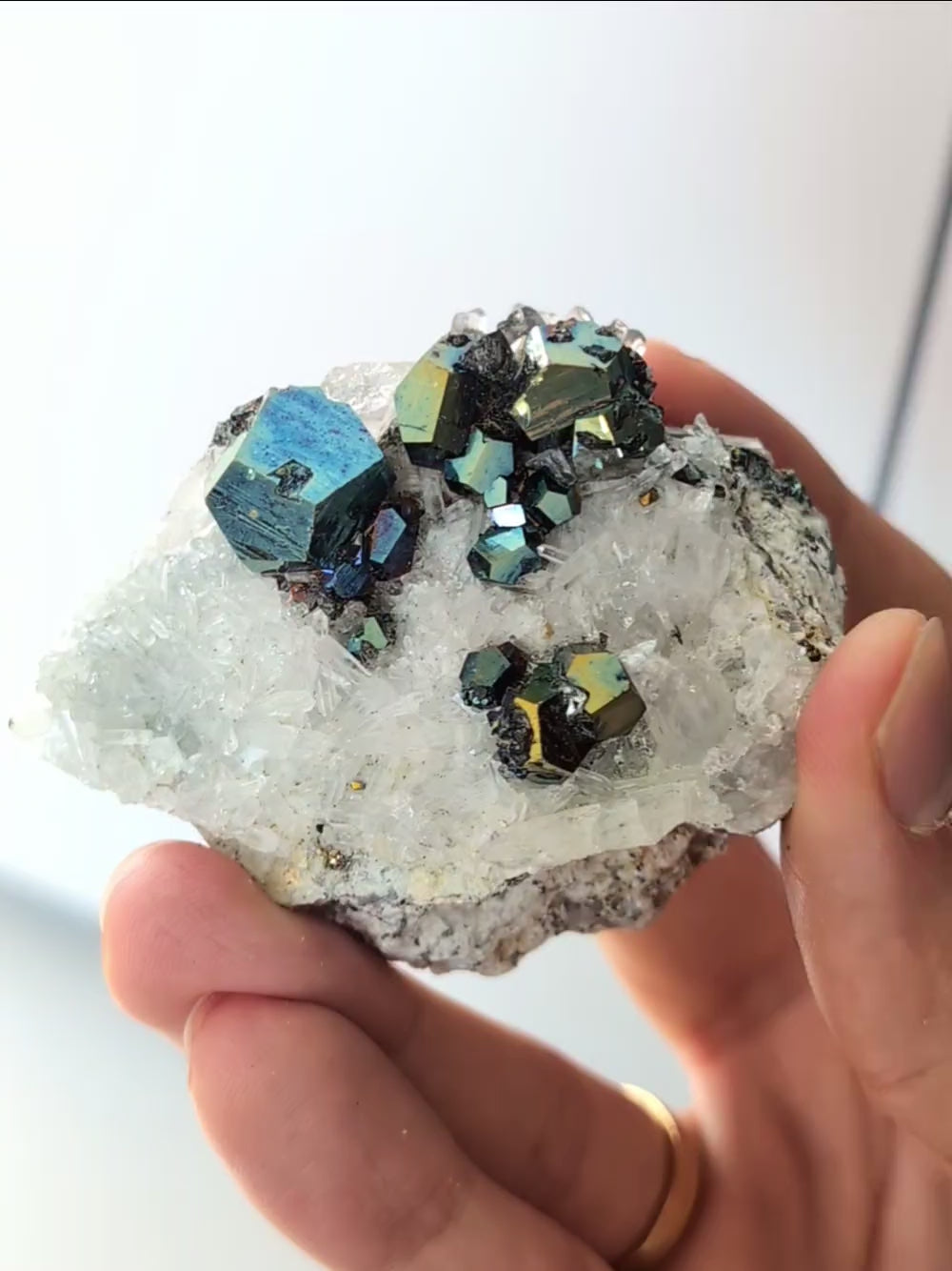 Blau irisierender natürlicher Pyrit 🥶 mit Bergkristall