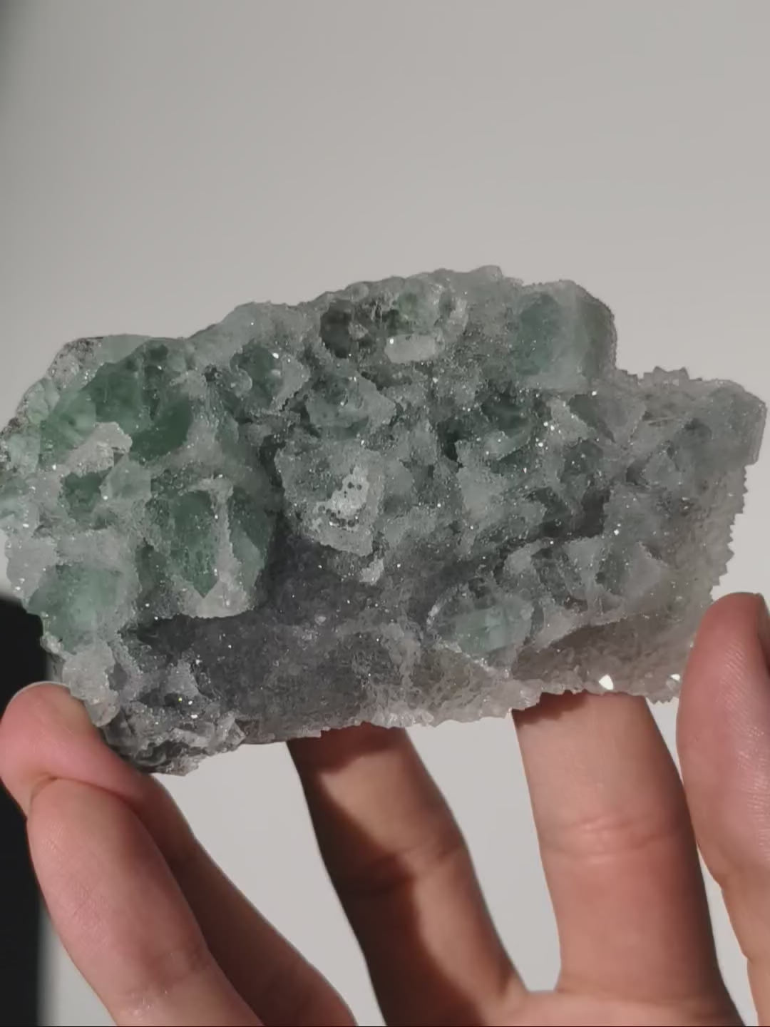 Glitzernder Quarz auf Fluorit &