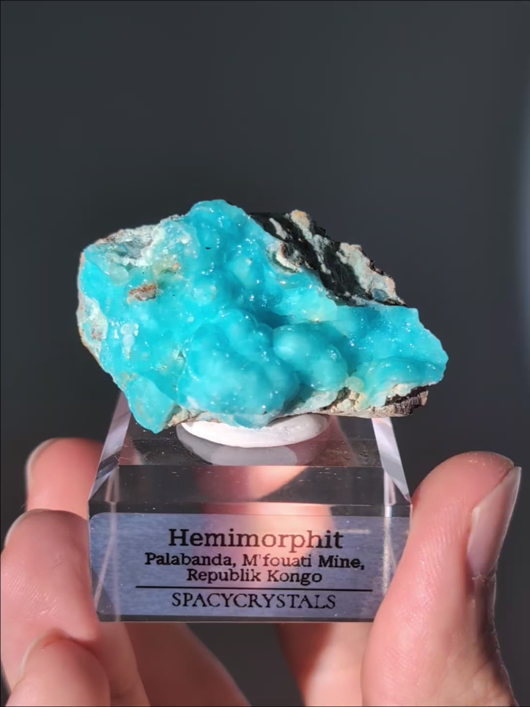 funkelnder Hemimorphit auf Podest Kongo