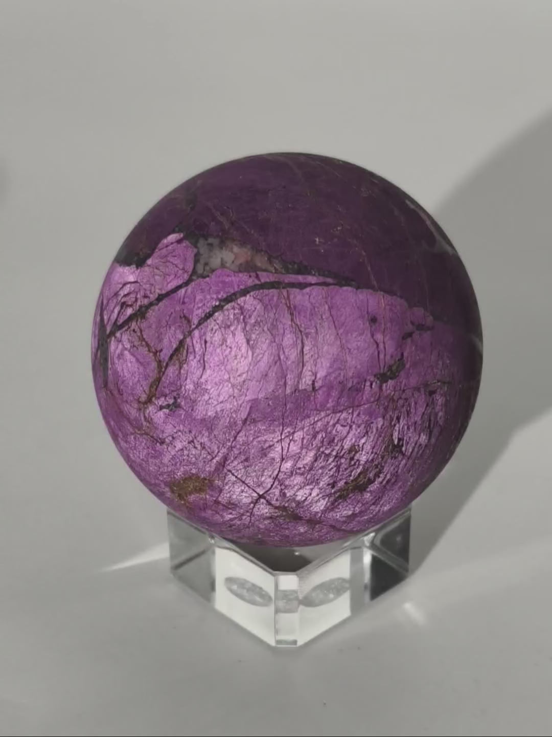 Schimmernde Purpurit Kugel (high Quality) mit Ständer 6,7cm