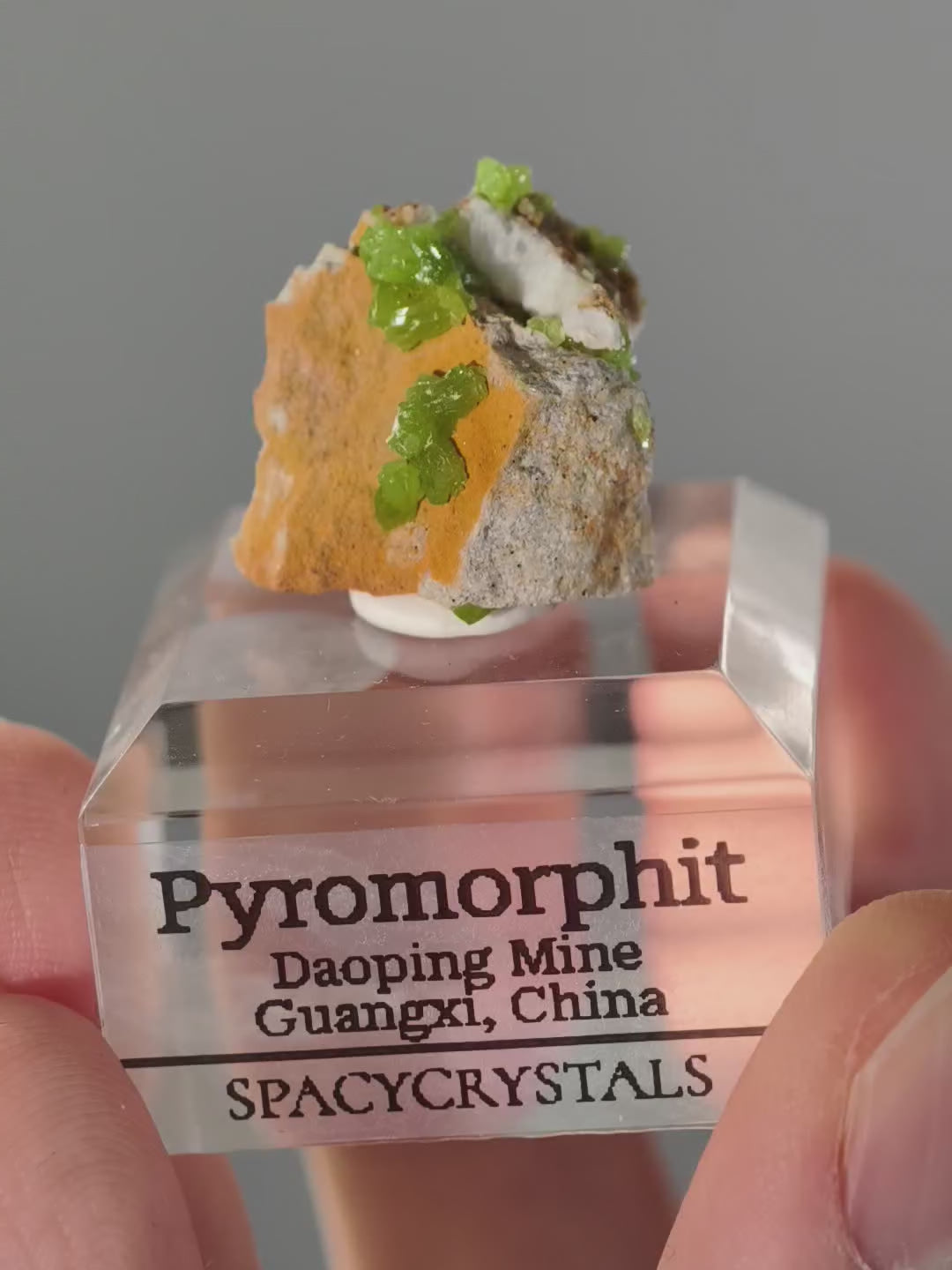 Grüner Pyromorphit aus Daoping Mine auf Podest