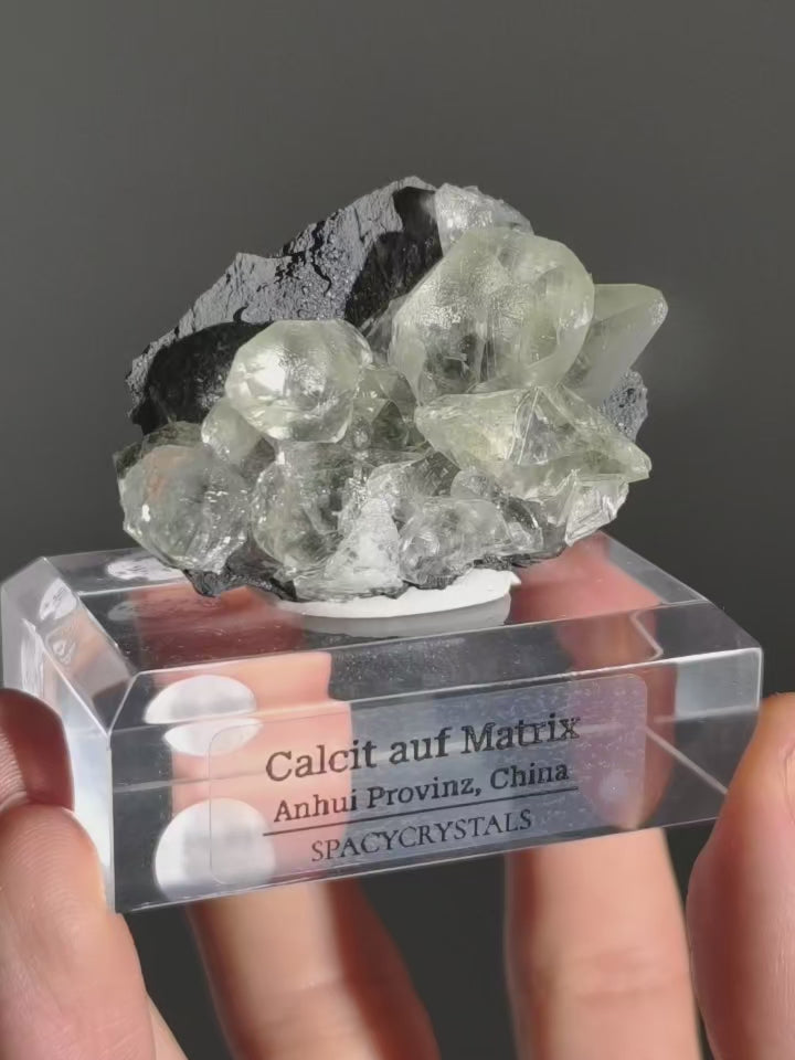 Diamant Calcit auf dunkler Matrix