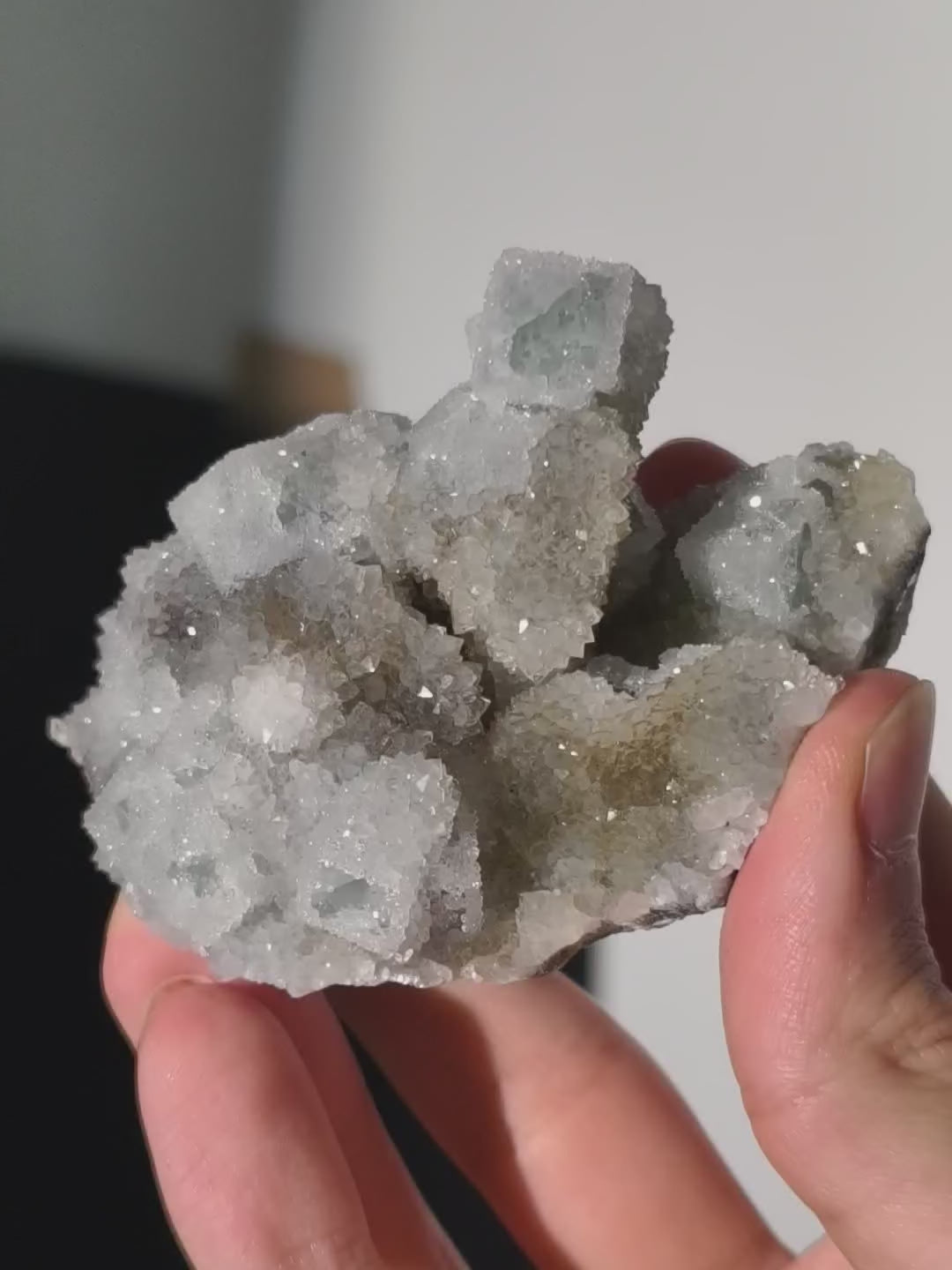 Glitzernder Quarz auf Fluorit &