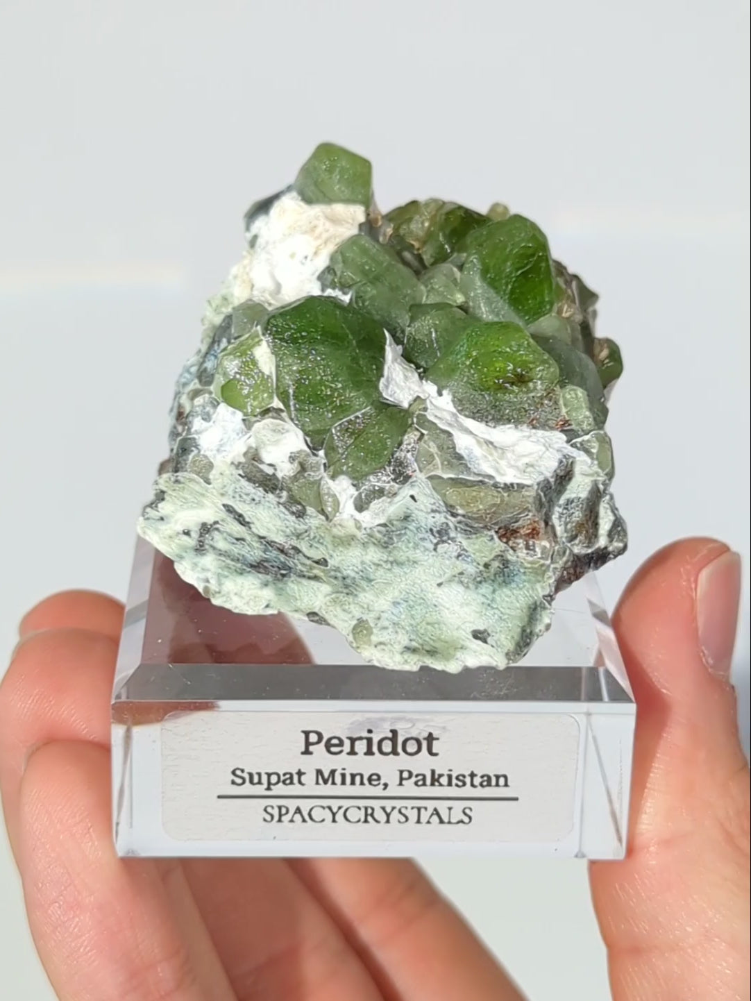 Grüner Peridot auf Matrix aus Pakistan