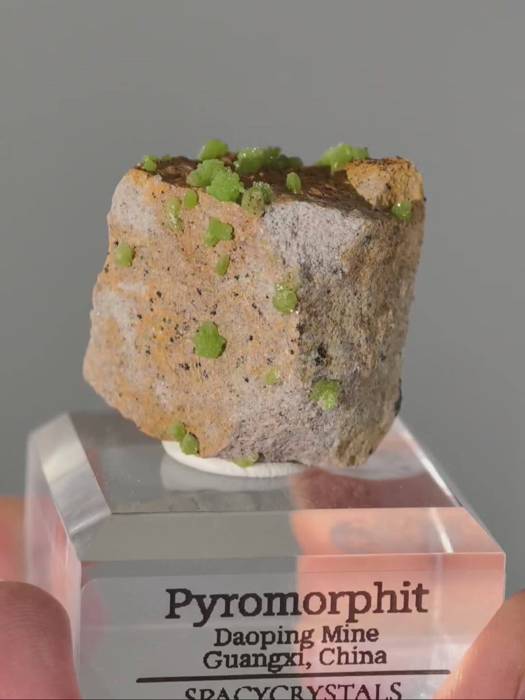 Grüner Pyromorphit aus Daoping Mine auf Podest