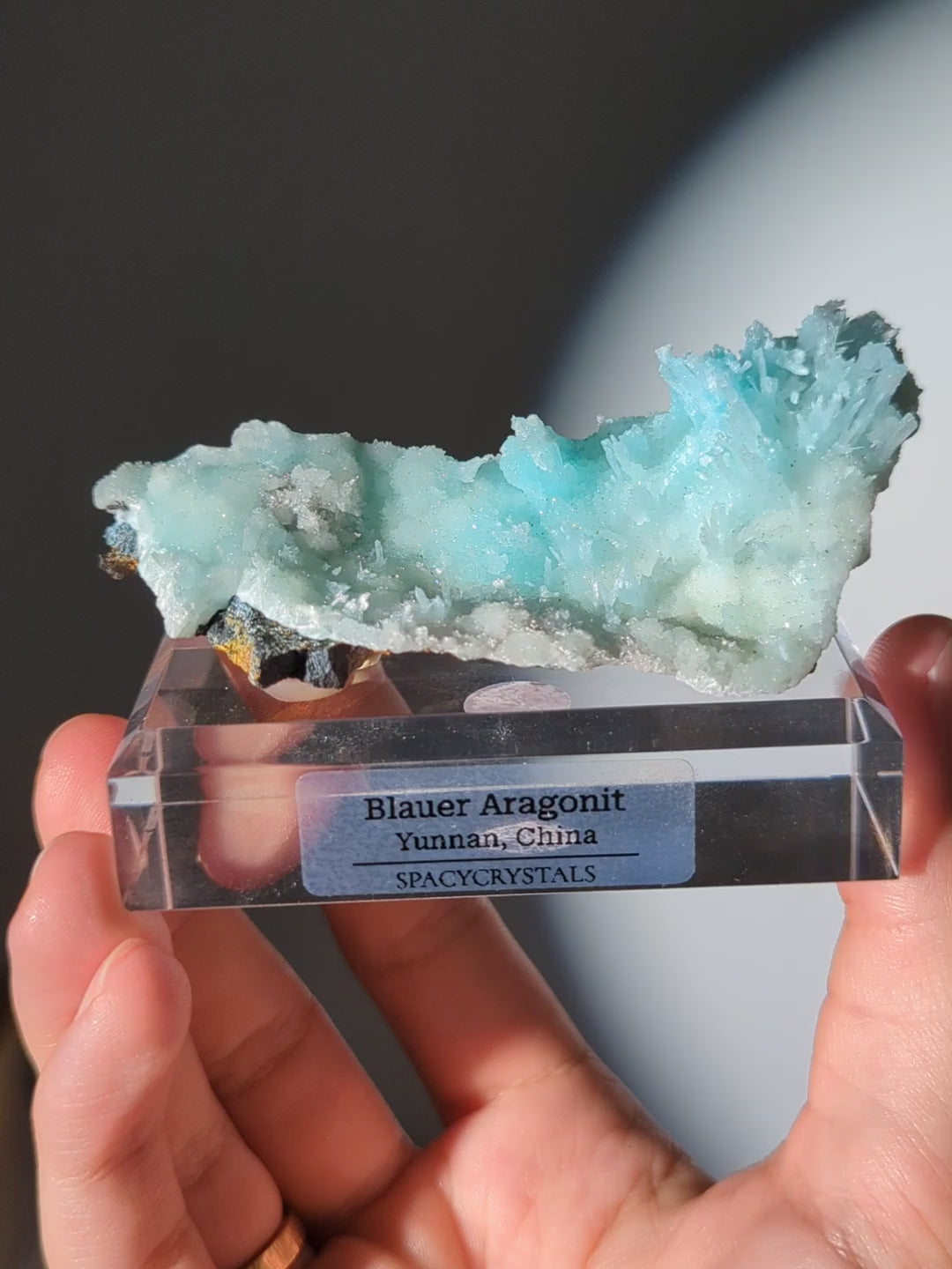 Blauer Aragonit auf Podest aus Yunnan