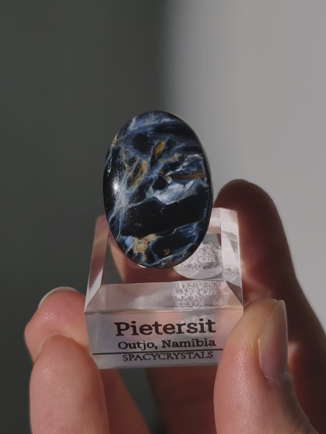 Tiefblauer Pietersit Cabochon aus Namibia mit Podest