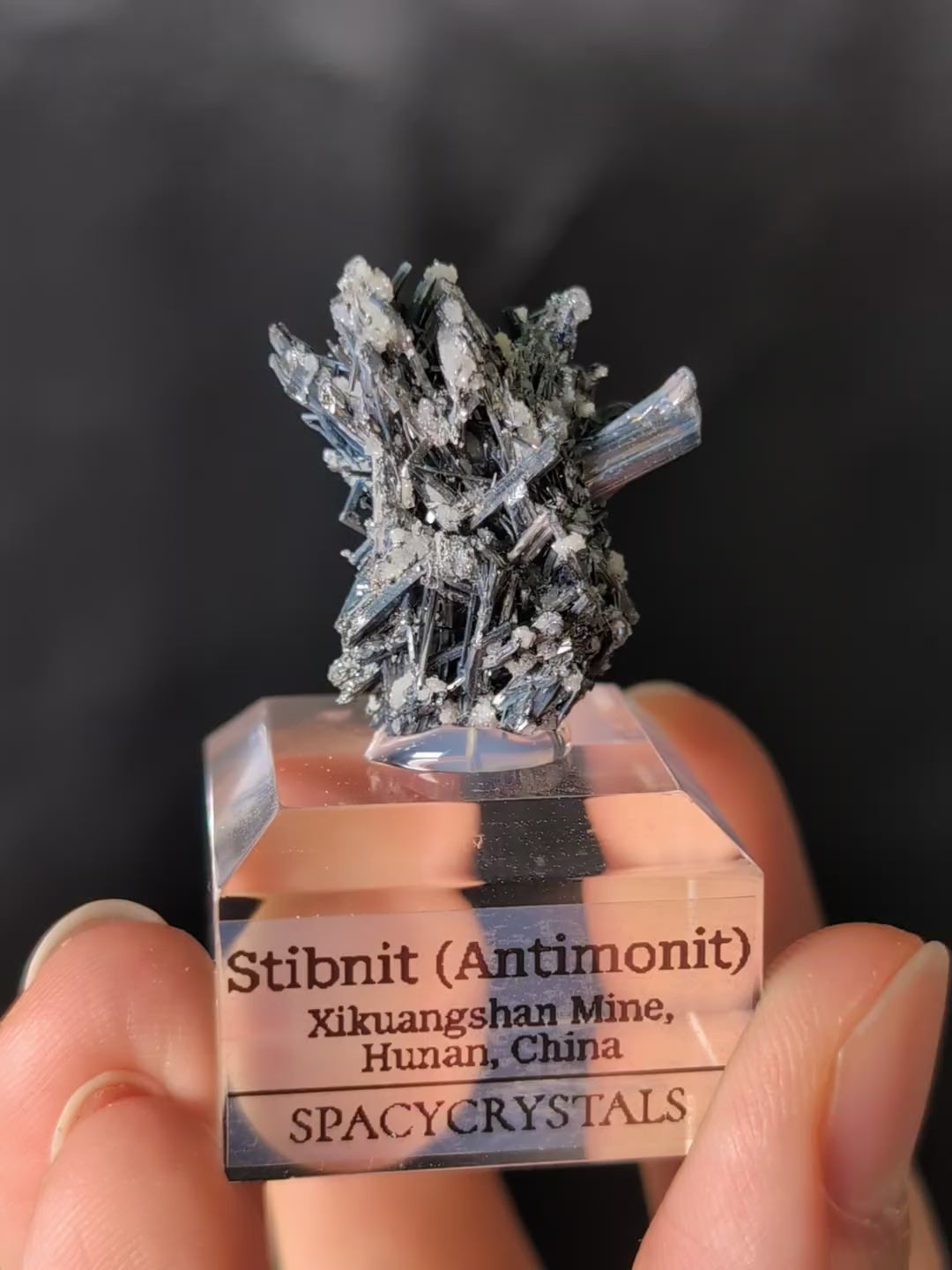 Stibnit (Antimonit) auf Podest