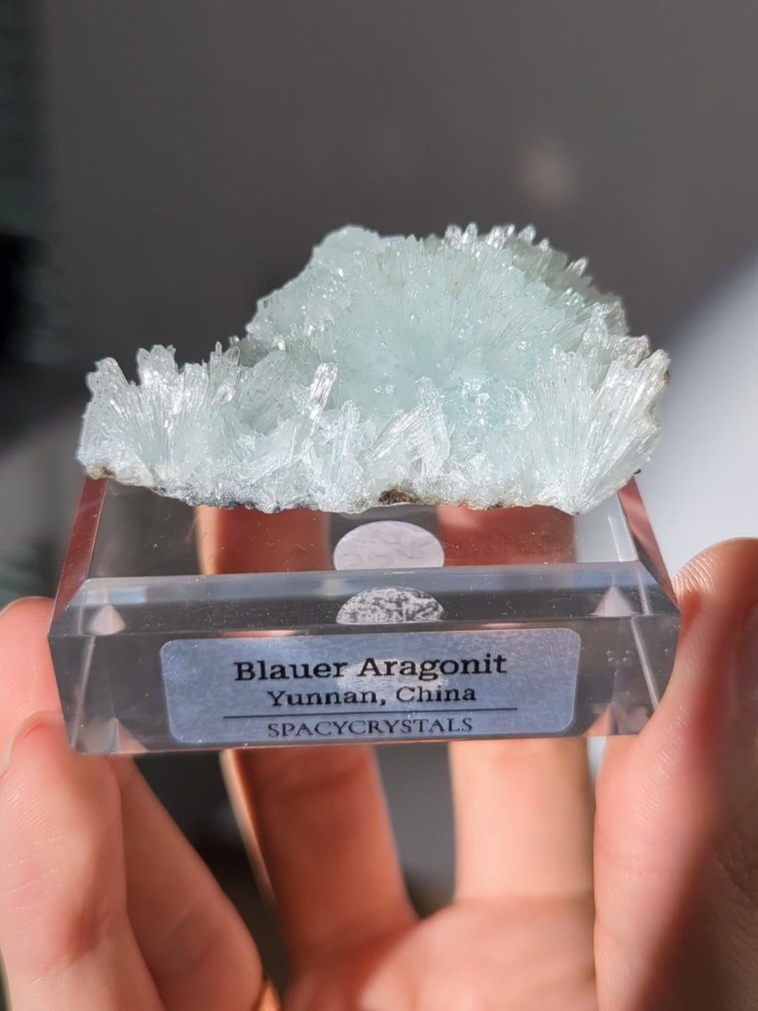 Blauer Aragonit auf Podest aus Yunnan