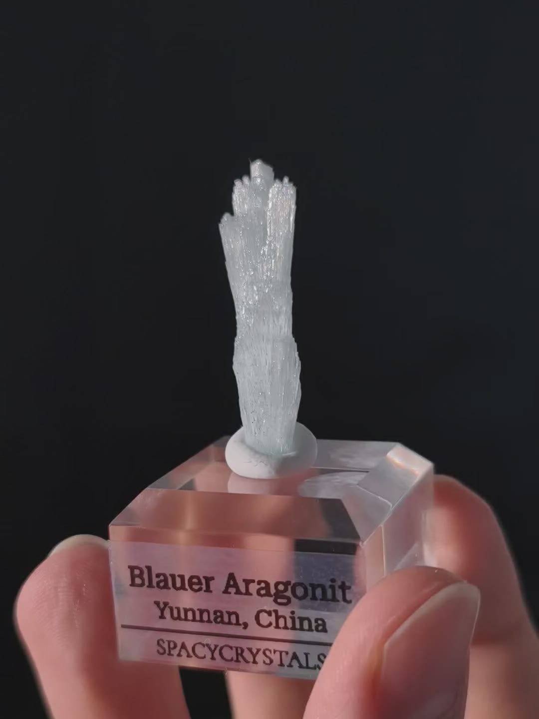 Blauer Aragonit auf Podest aus Yunnan