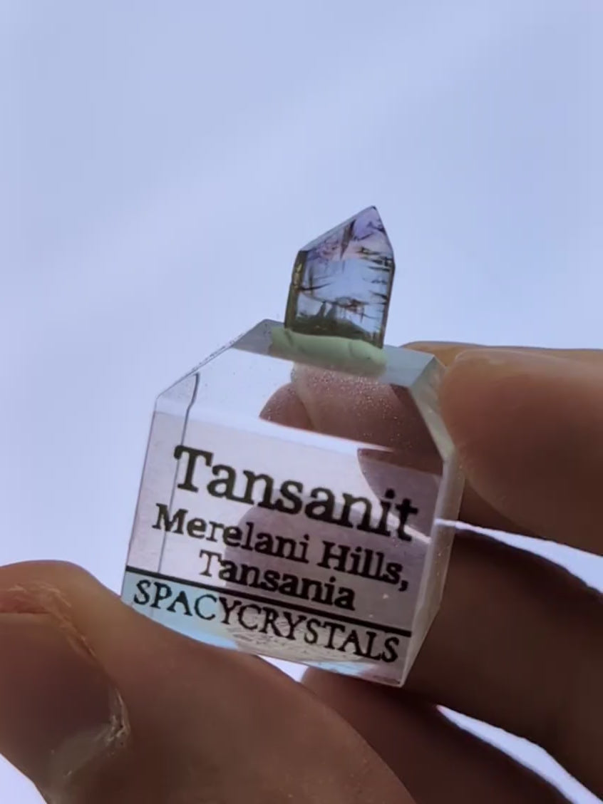 Tansanit Kristall auf Podest (nicht erhitzt!)