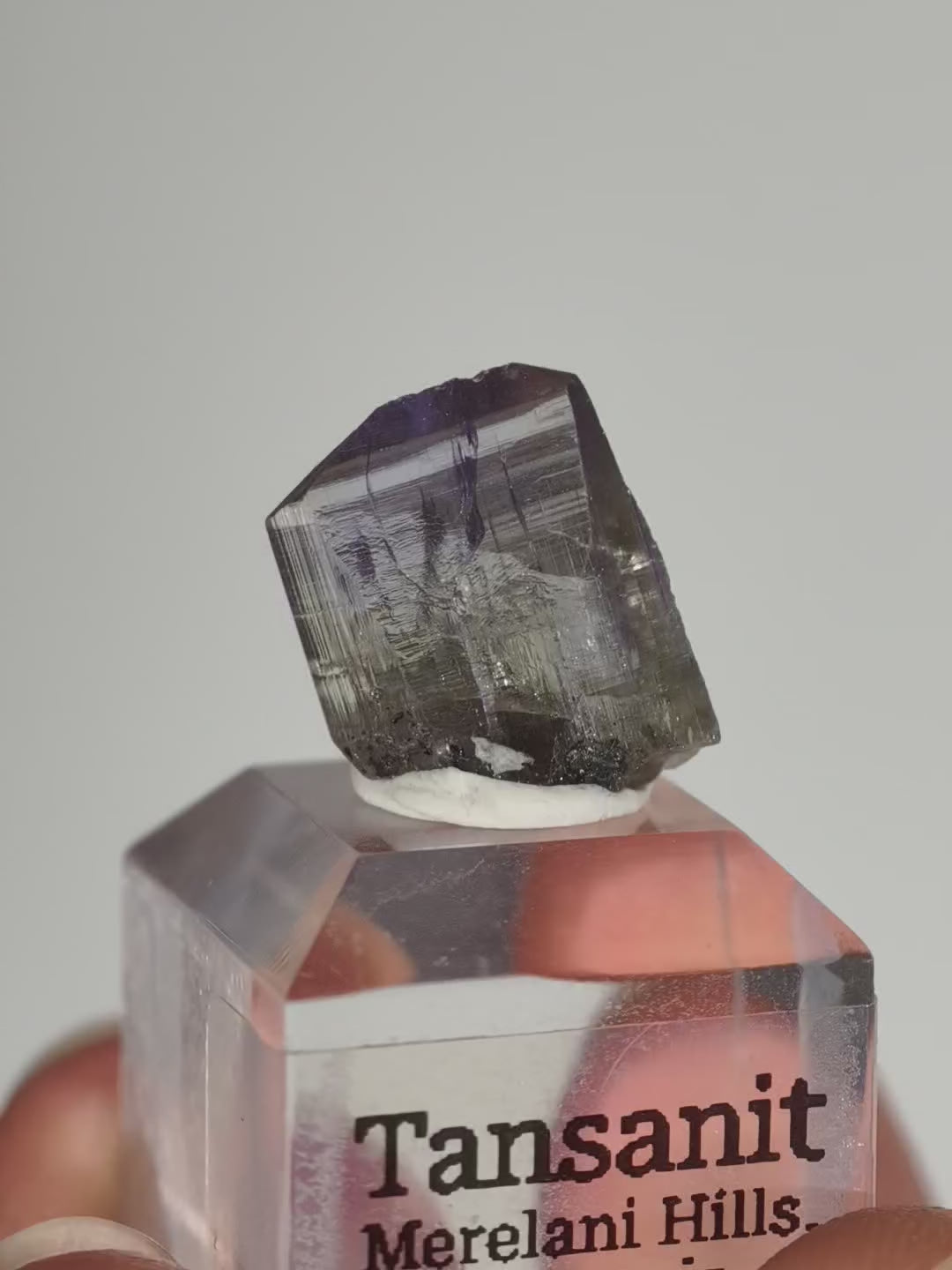 Tansanit Kristall auf Podest (natürlich)