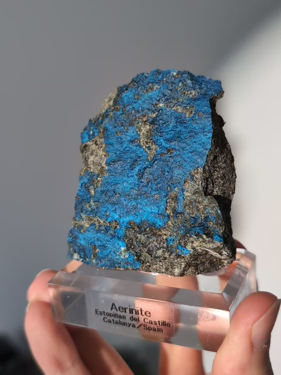 Seidig schimmernder Aerinit tiefblau aus Spanien