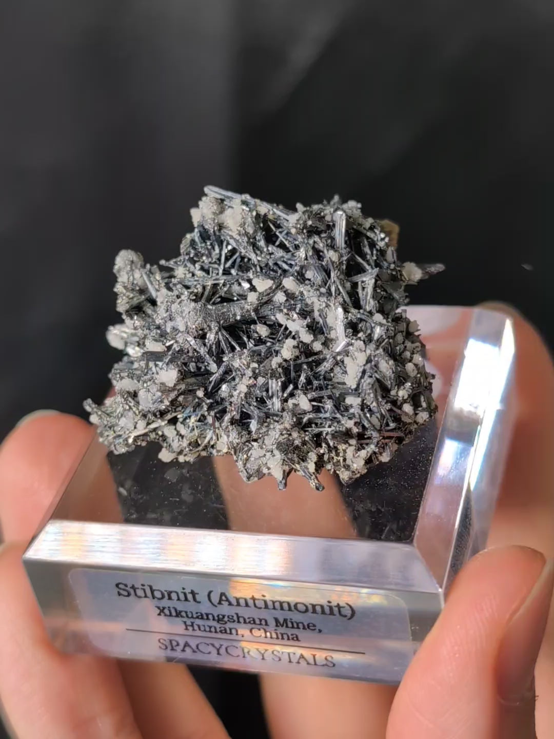 Stibnit (Antimonit) auf Podest