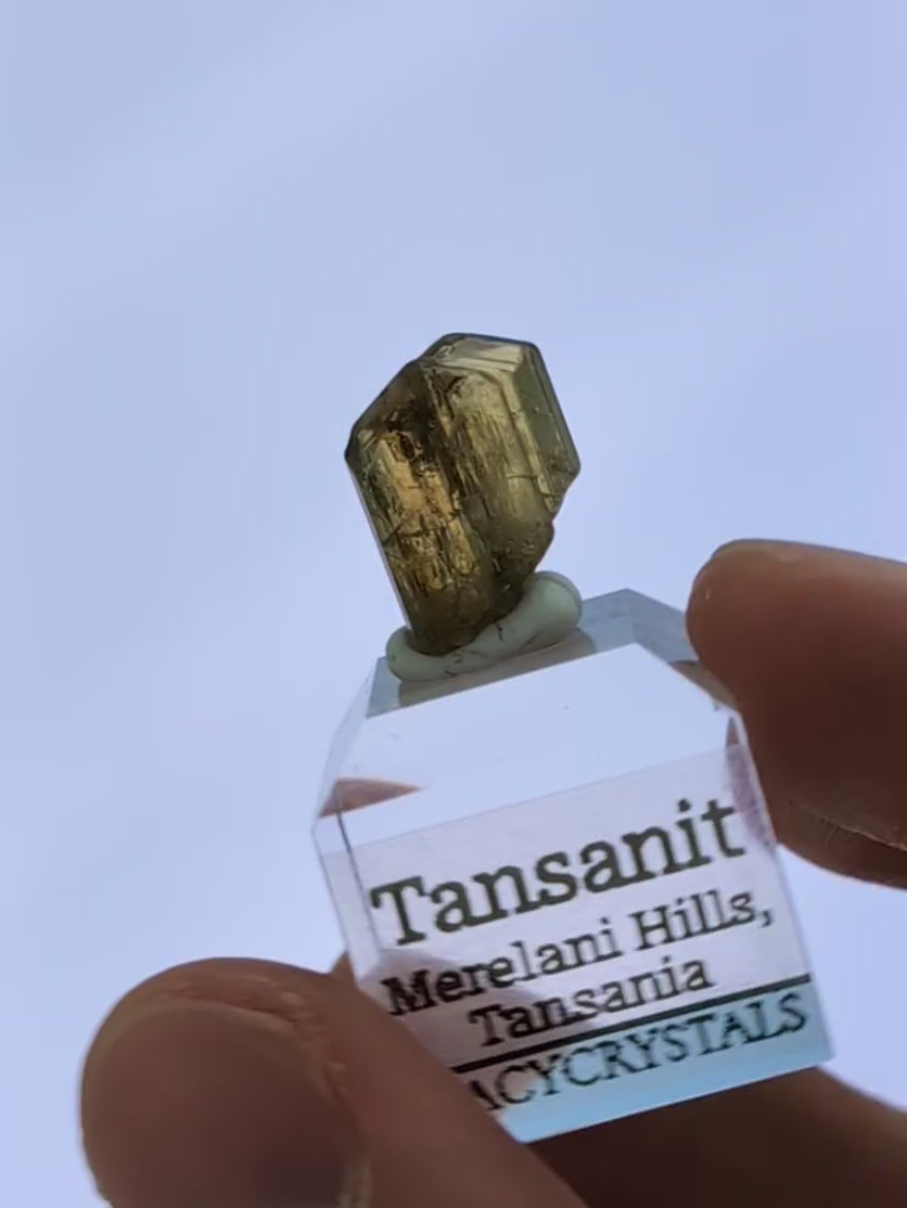 Gelber Tansanit Kristall auf Podest (nicht erhitzt!)