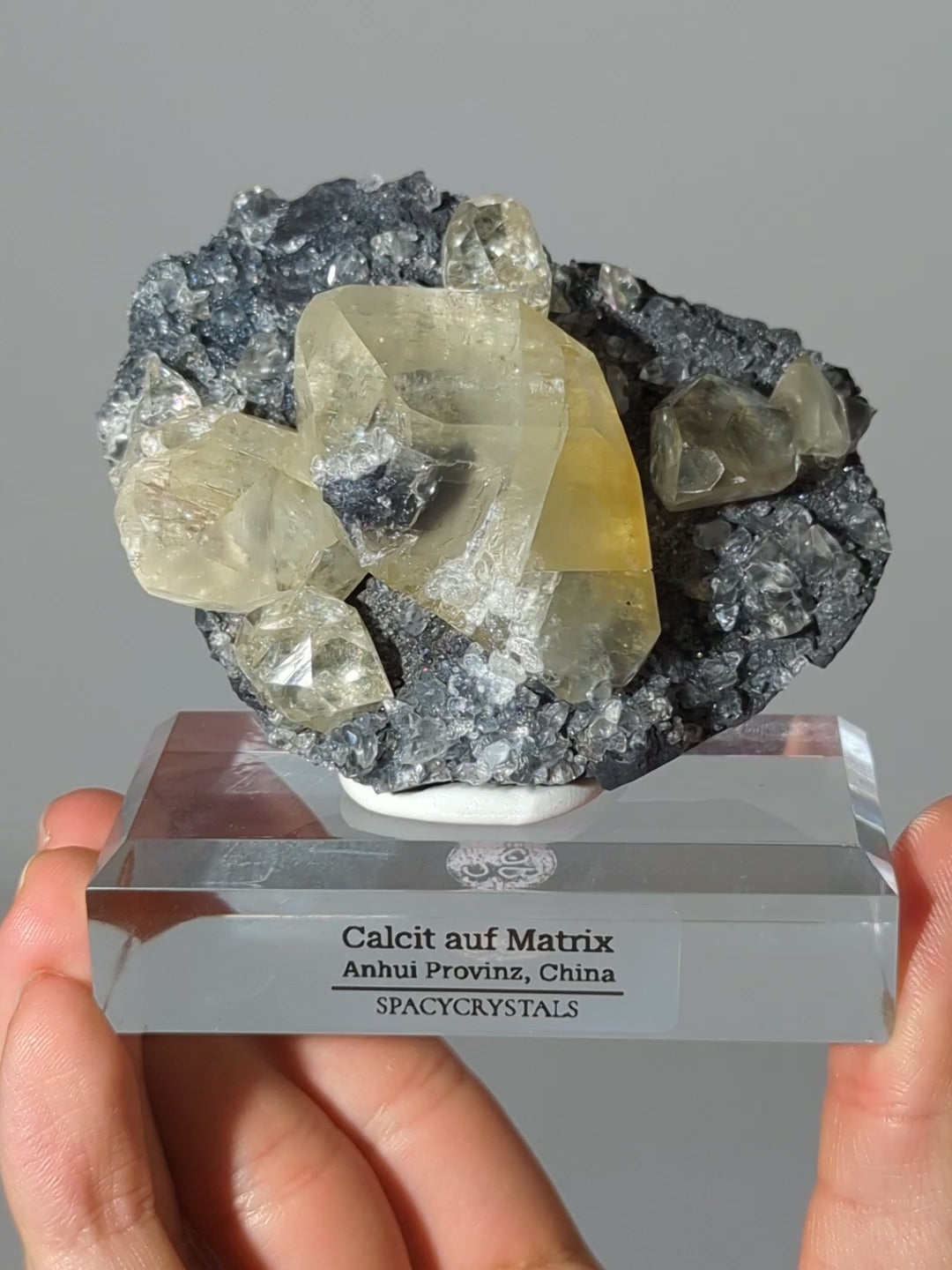 Großer Diamant Calcit auf dunkler Matrix