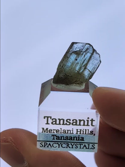 Gelber Tansanit Kristall auf Podest (nicht erhitzt!)