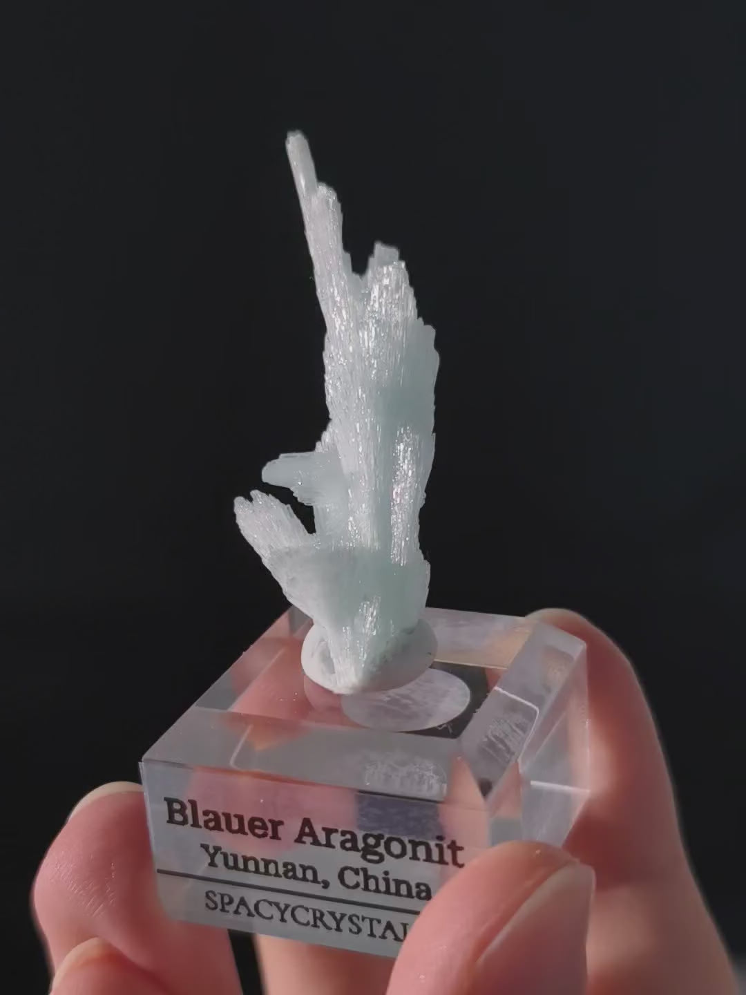 Blauer Aragonit auf Podest aus Yunnan