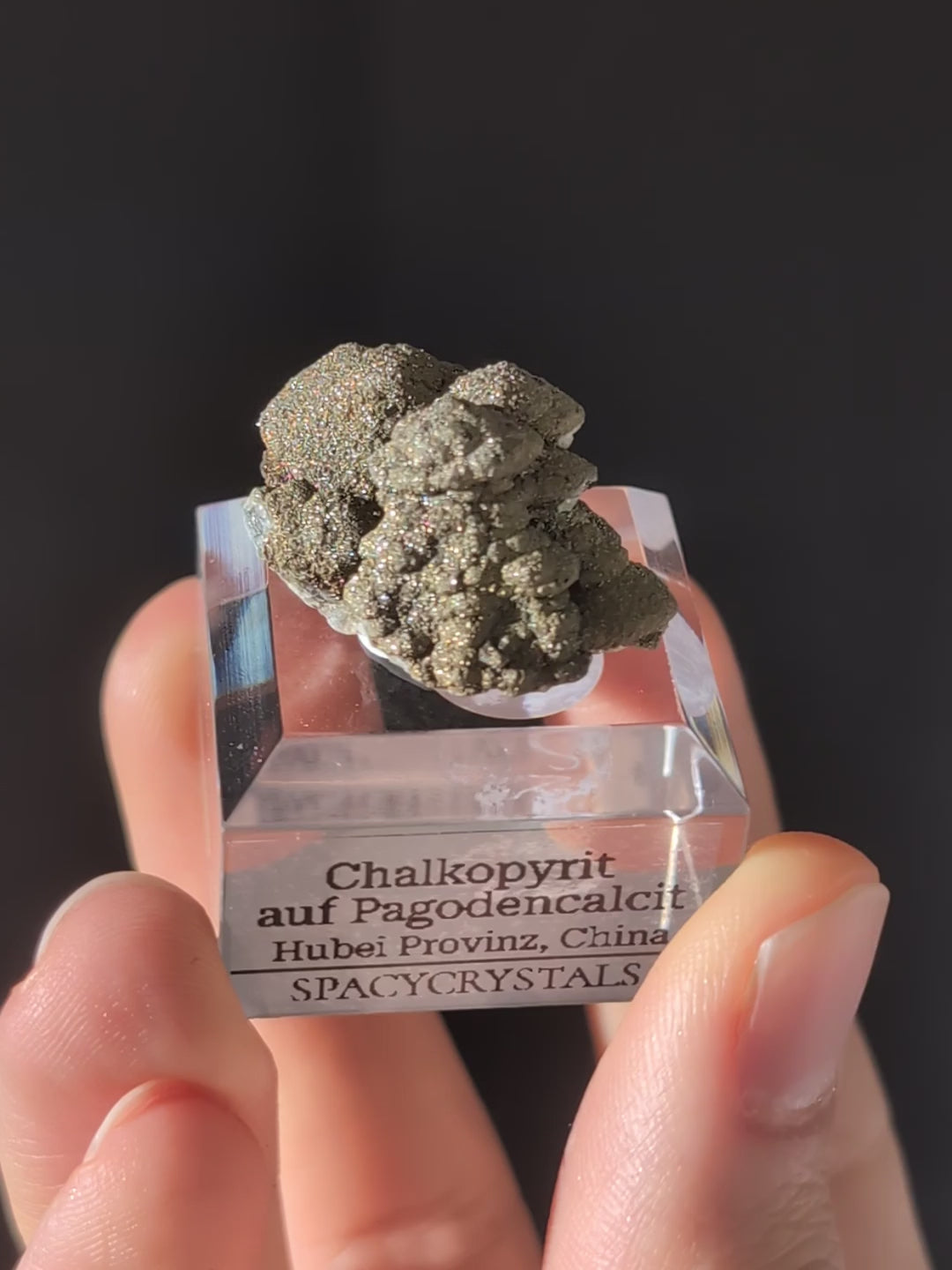 Chalkopyrit auf Pagodencalcit aus Hubei