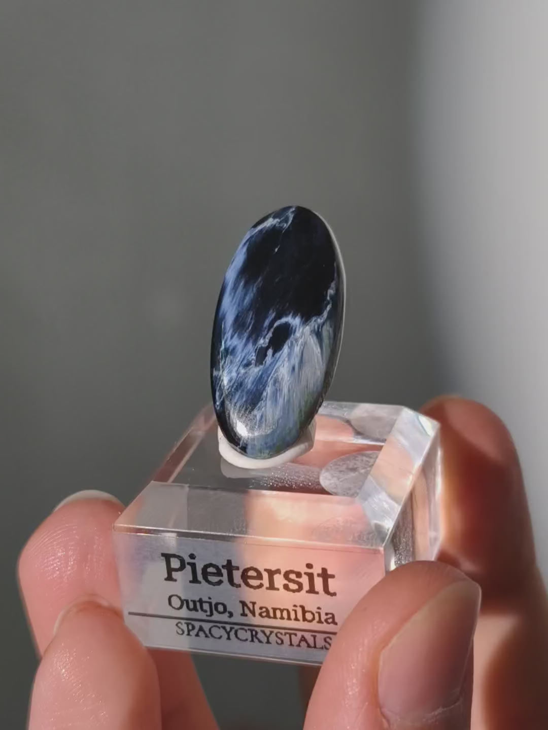 Tiefblauer Pietersit Cabochon aus Namibia mit Podest