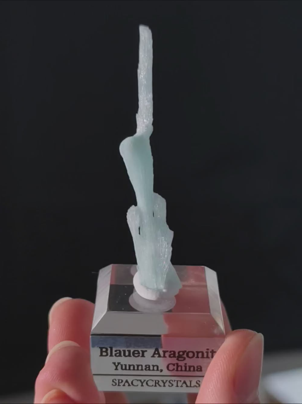 Blauer Aragonit auf Podest aus Yunnan