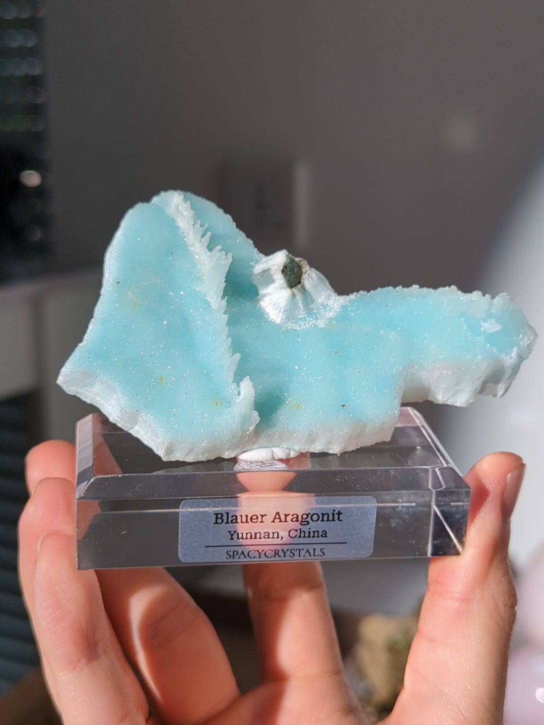 Blauer Aragonit auf Podest aus Yunnan